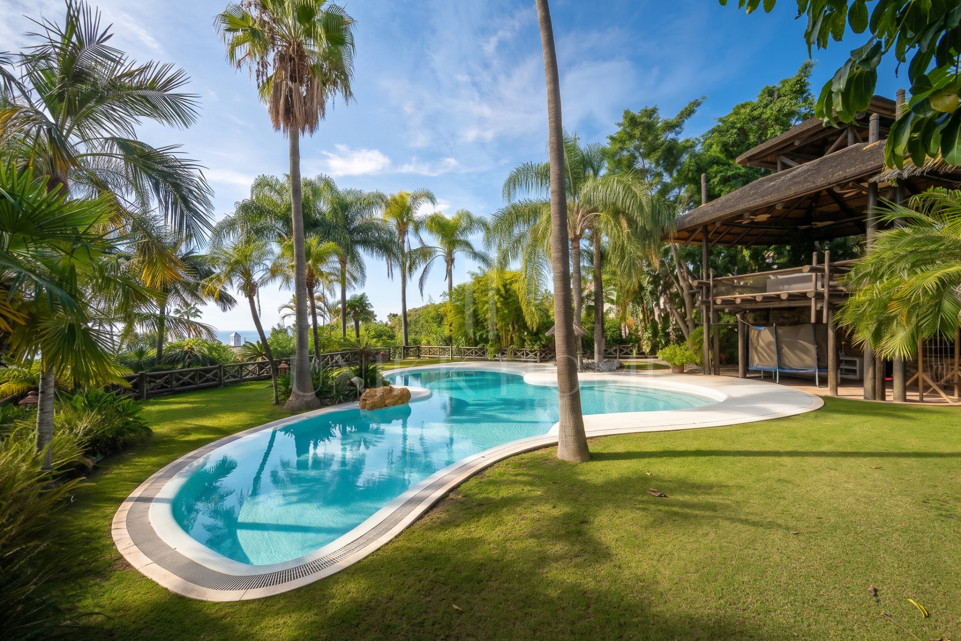 Exclusiva villa mediterránea de lujo en Sierra Blanca con vistas panorámicas al mar y a La Concha