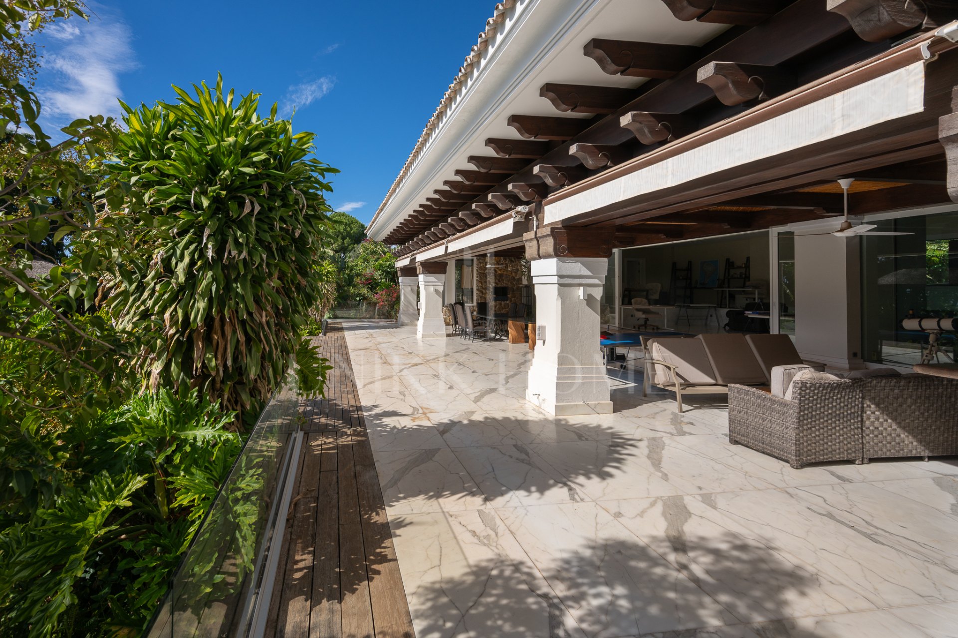 Exclusiva villa mediterránea de lujo en Sierra Blanca con vistas panorámicas al mar y a La Concha