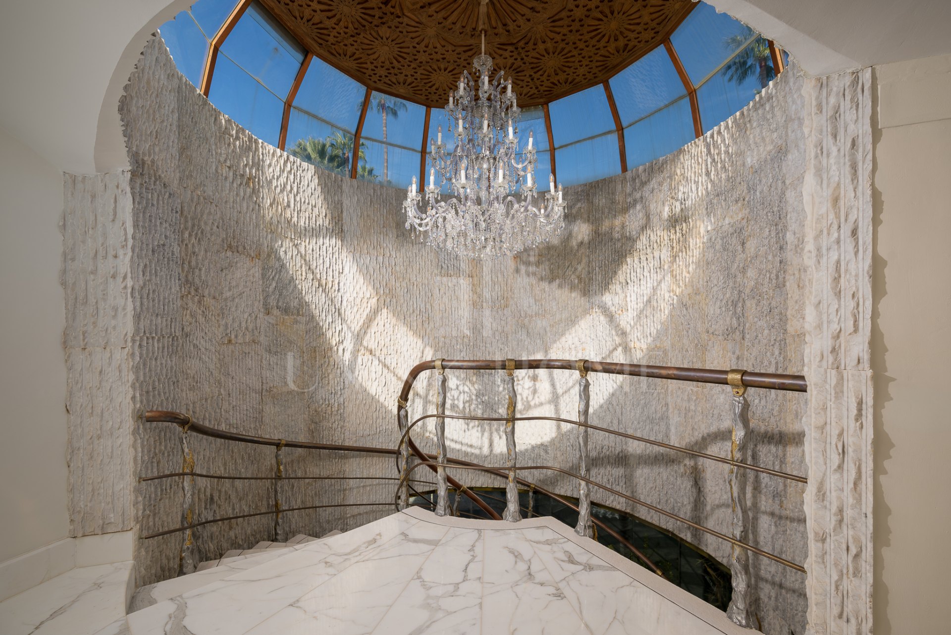 Exclusiva villa mediterránea de lujo en Sierra Blanca con vistas panorámicas al mar y a La Concha