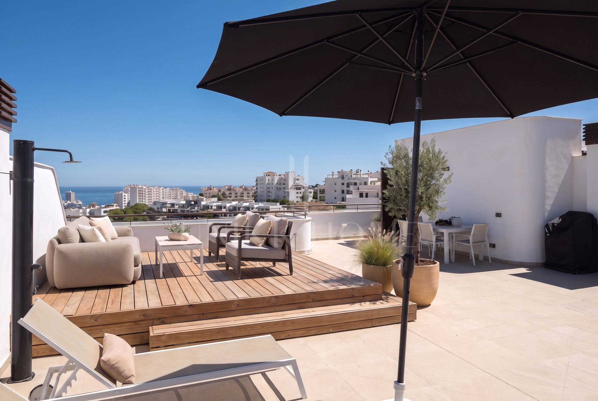 Stunning 3-Bedroom Duplex Penthouse with Sea Views and 117 m² of Terraces in Estepona