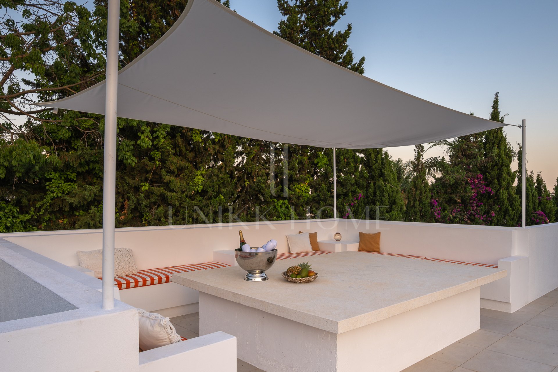 Villa de siete dormitorios con piscina privada y vistas panorámicas en Parcelas del Golf, Nueva Andalucía