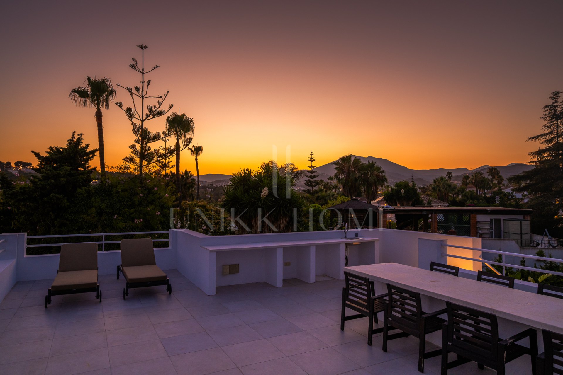 Villa de siete dormitorios con piscina privada y vistas panorámicas en Parcelas del Golf, Nueva Andalucía