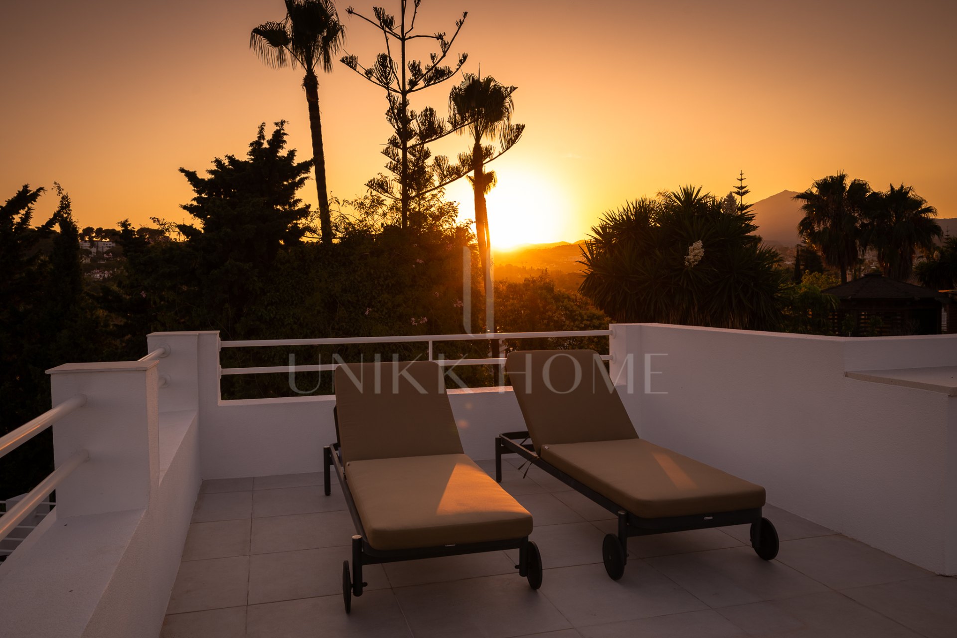 Villa de siete dormitorios con piscina privada y vistas panorámicas en Parcelas del Golf, Nueva Andalucía