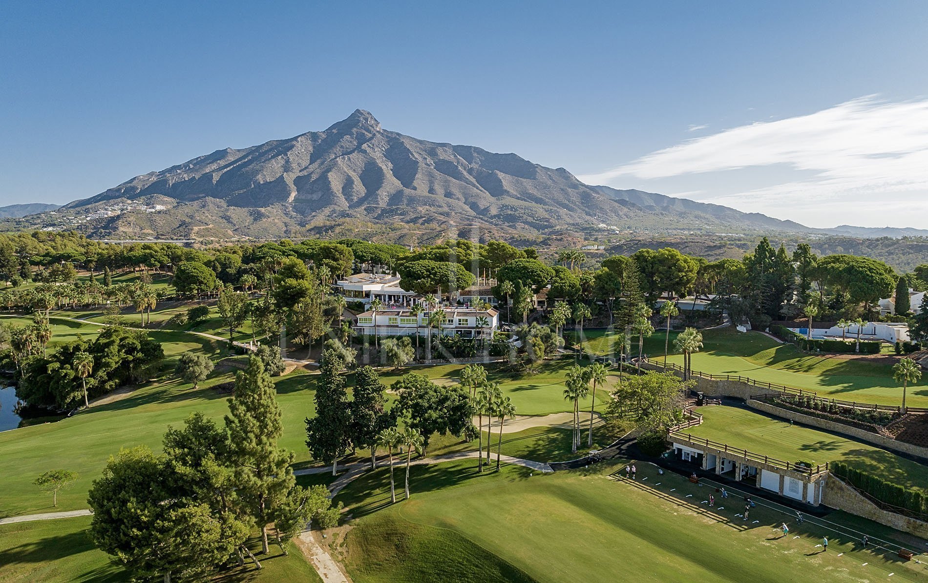 Villa de siete dormitorios con piscina privada y vistas panorámicas en Parcelas del Golf, Nueva Andalucía