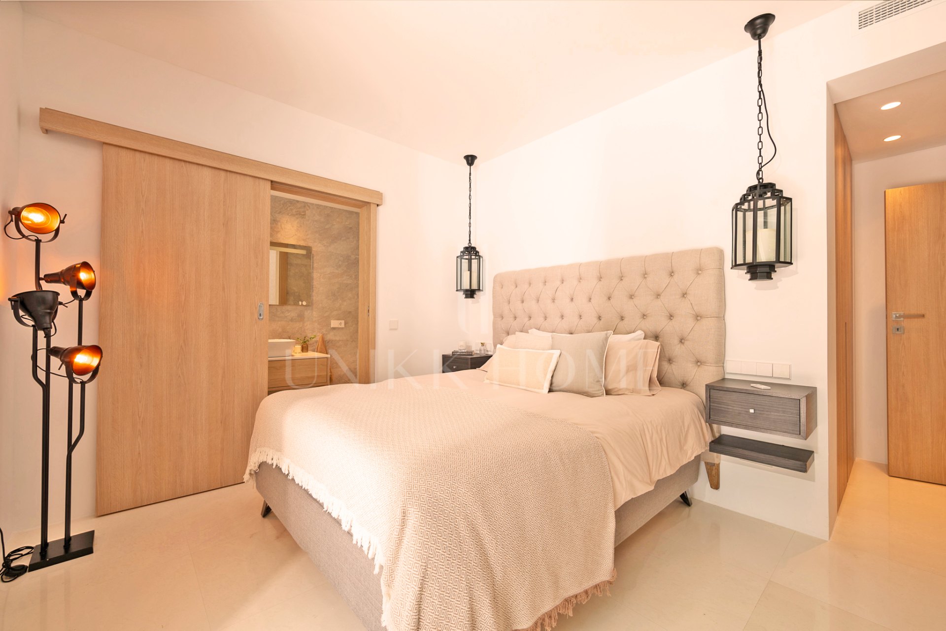 Villa de siete dormitorios con piscina privada y vistas panorámicas en Parcelas del Golf, Nueva Andalucía