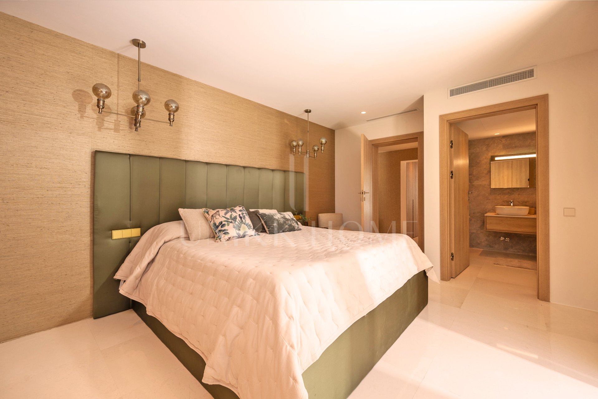 Villa de siete dormitorios con piscina privada y vistas panorámicas en Parcelas del Golf, Nueva Andalucía