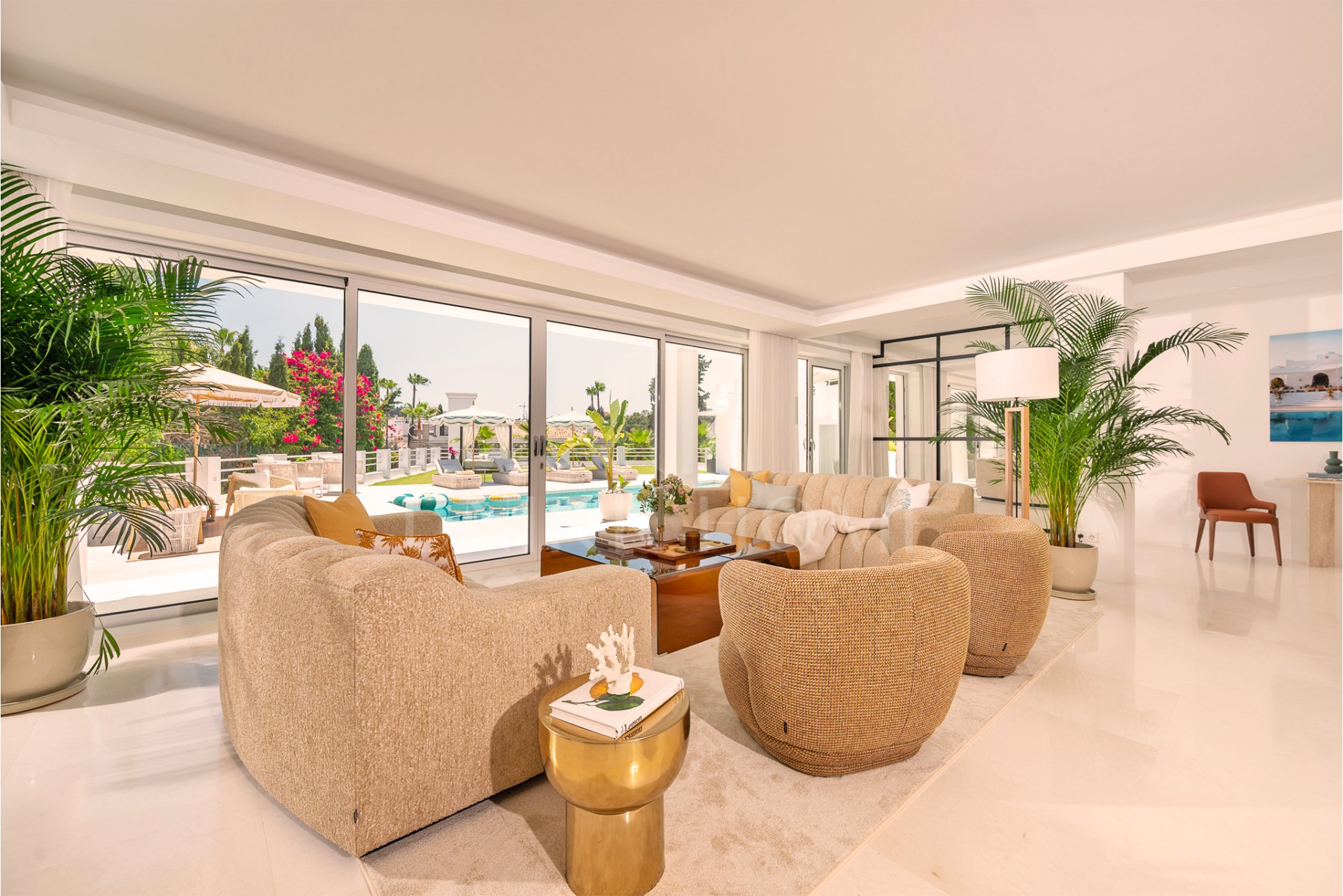 Villa de siete dormitorios con piscina privada y vistas panorámicas en Parcelas del Golf, Nueva Andalucía