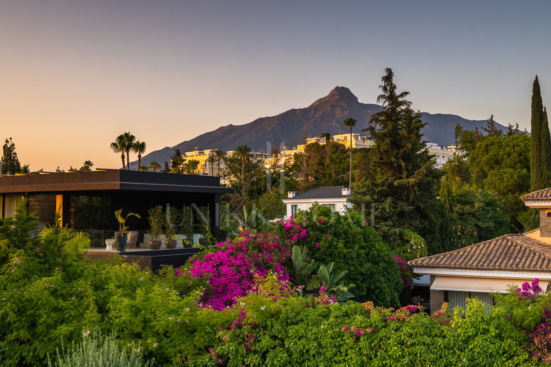 Villa de siete dormitorios con piscina privada y vistas panorámicas en Parcelas del Golf, Nueva Andalucía