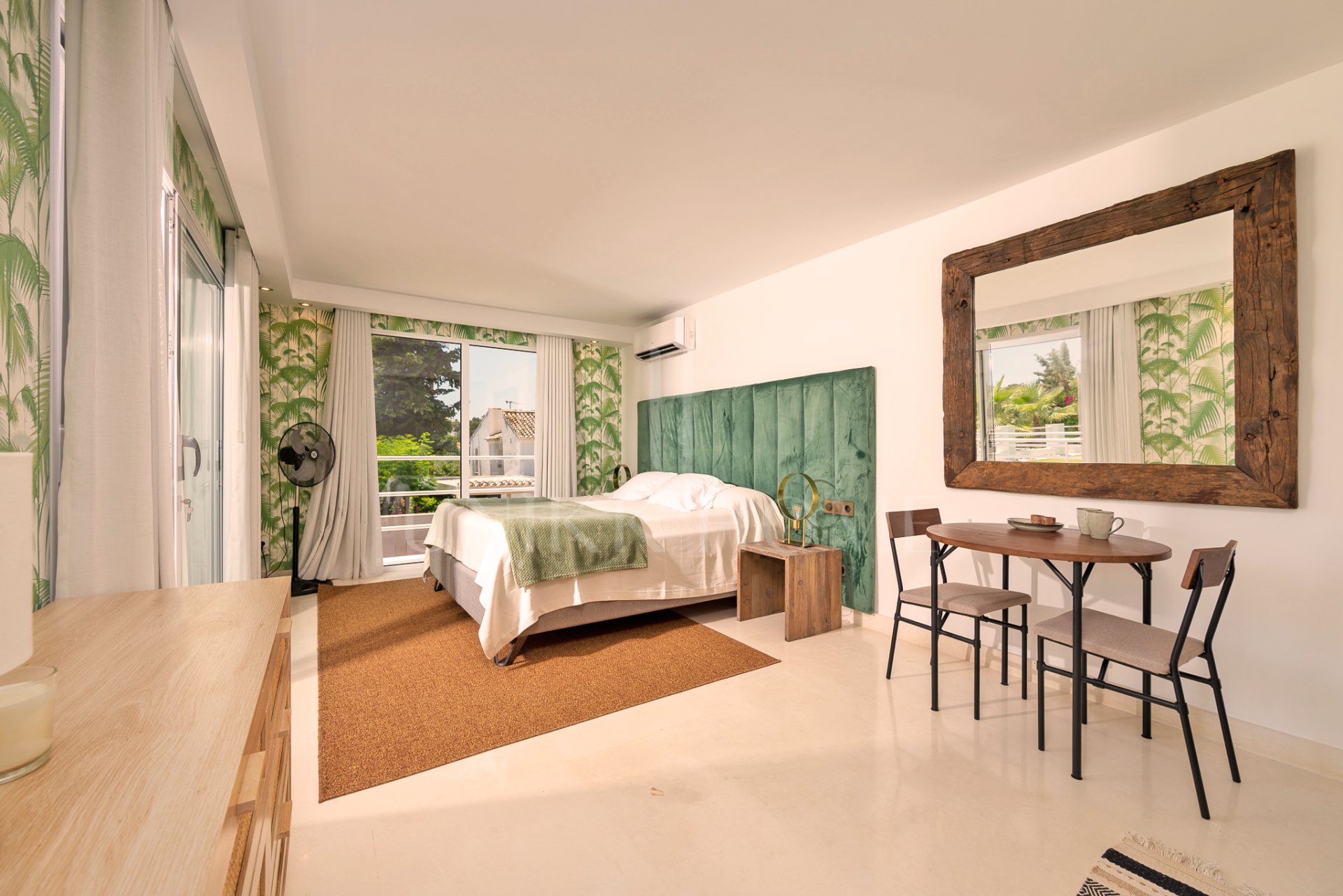 Villa de siete dormitorios con piscina privada y vistas panorámicas en Parcelas del Golf, Nueva Andalucía