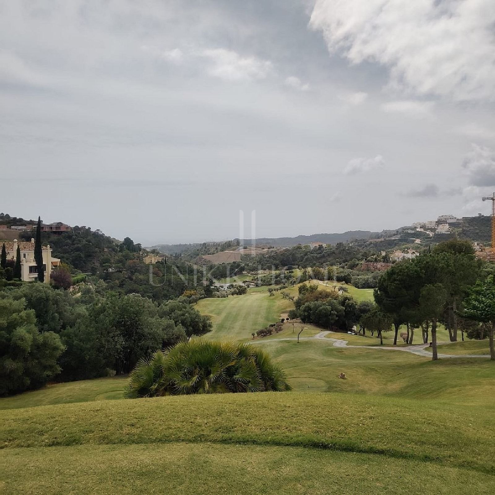 Exquisito proyecto de villa de seis dormitorios en Marbella Club Golf Resort con impresionantes vistas panorámicas al mar.