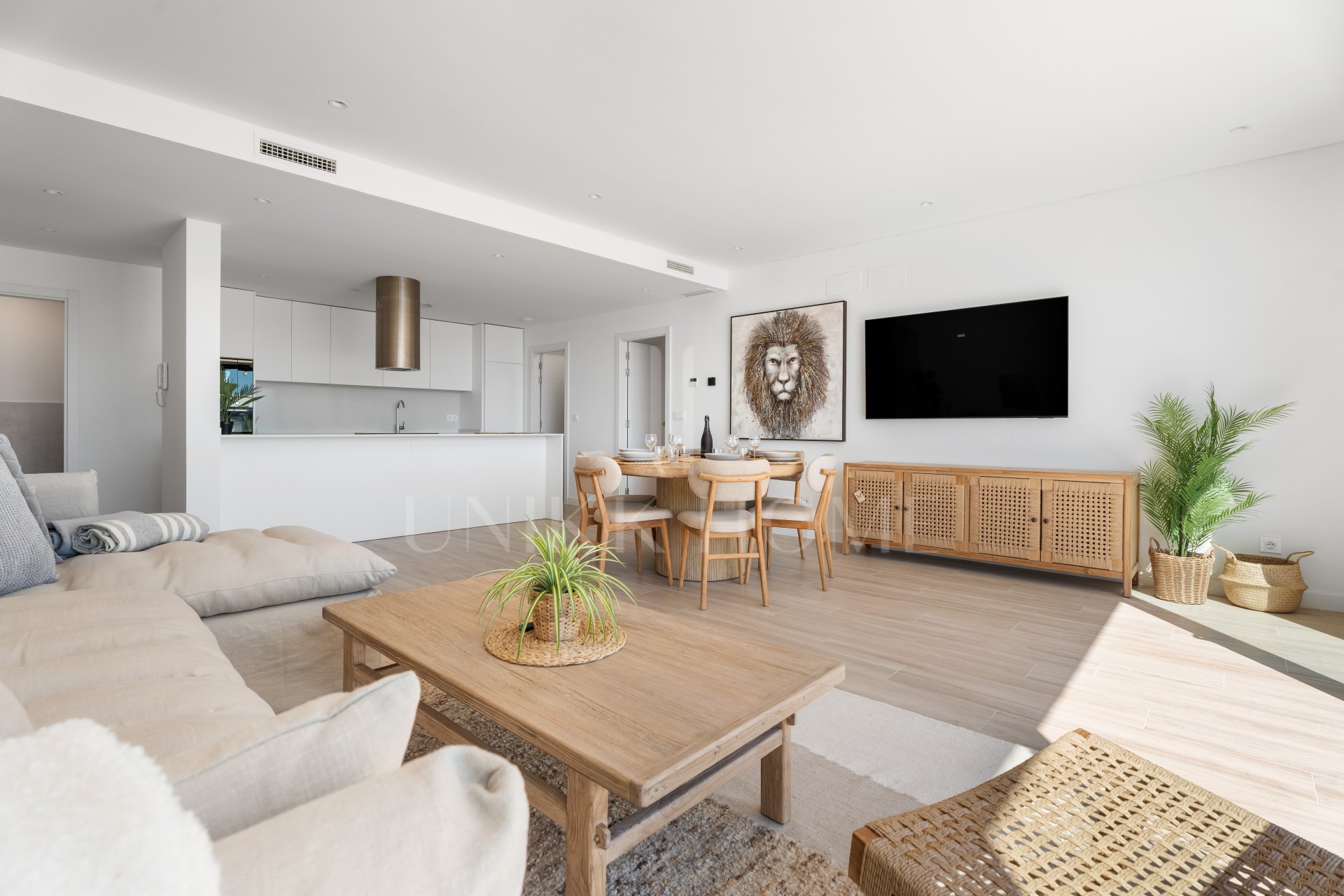 ELEGANT 4-BEDROOM HOME WITH EXPANSIVE TERRACE AND OPEN VIEWS IN LA CALA DE MIJAS