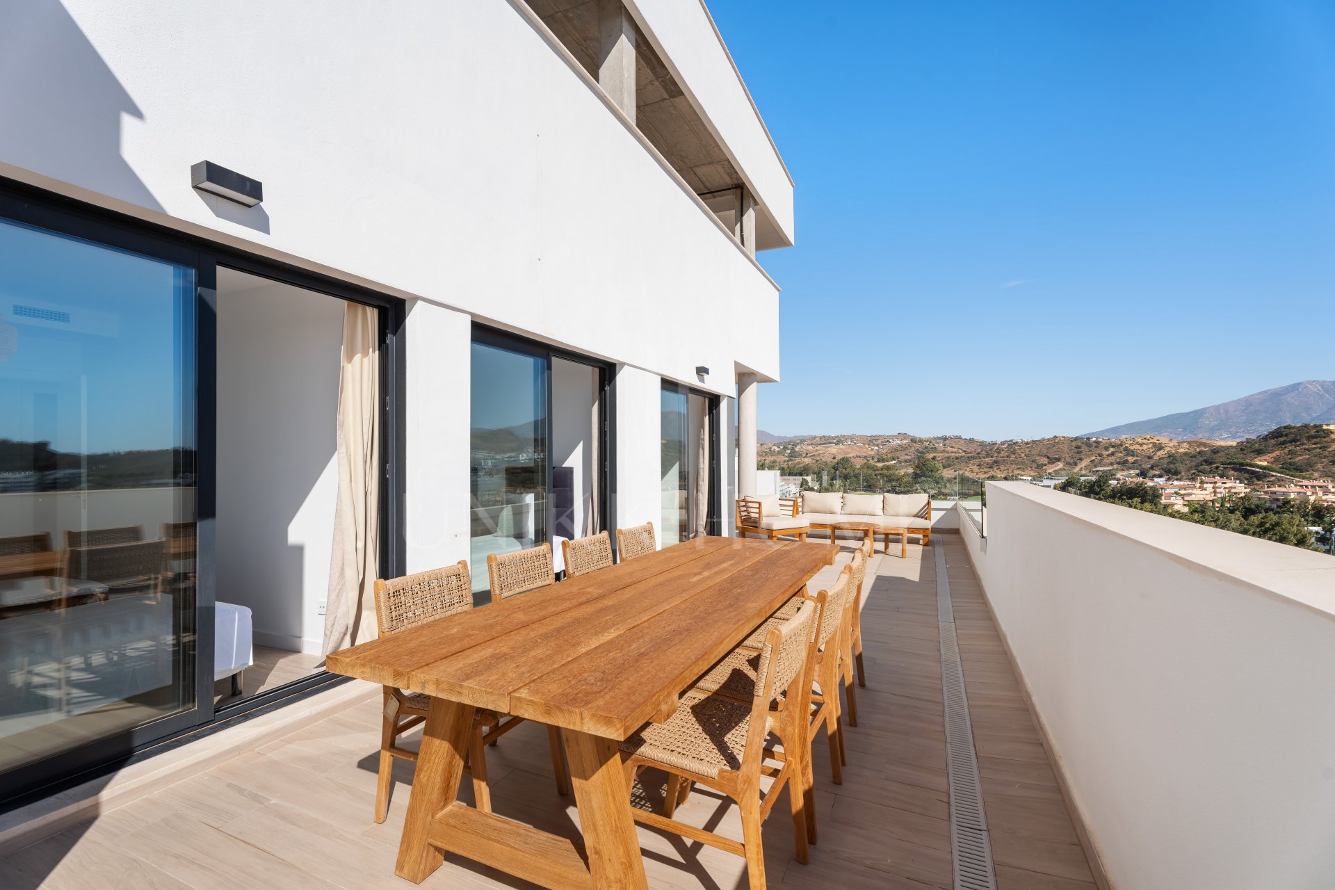ELEGANT 4-BEDROOM HOME WITH EXPANSIVE TERRACE AND OPEN VIEWS IN LA CALA DE MIJAS