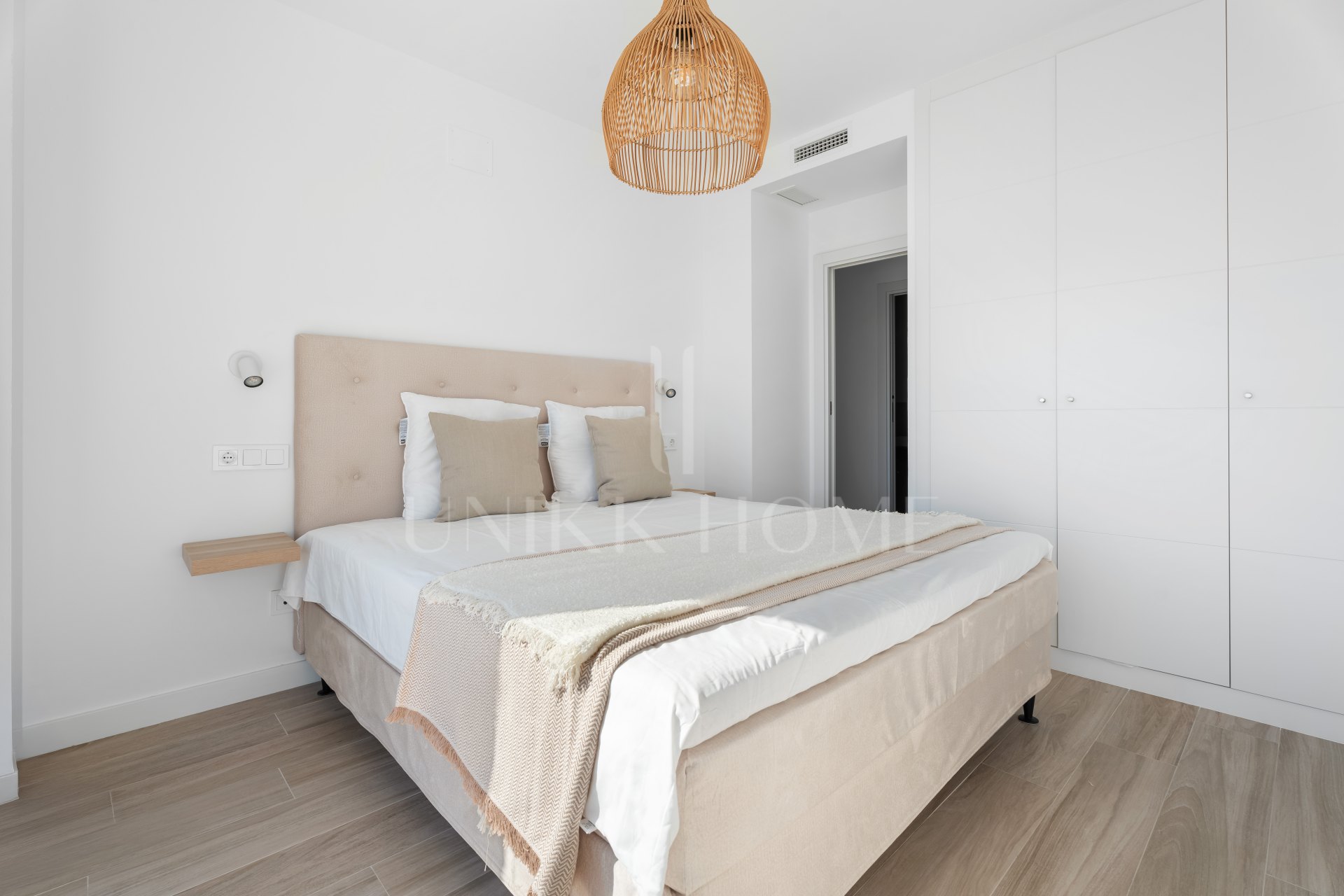 ELEGANT 4-BEDROOM HOME WITH EXPANSIVE TERRACE AND OPEN VIEWS IN LA CALA DE MIJAS