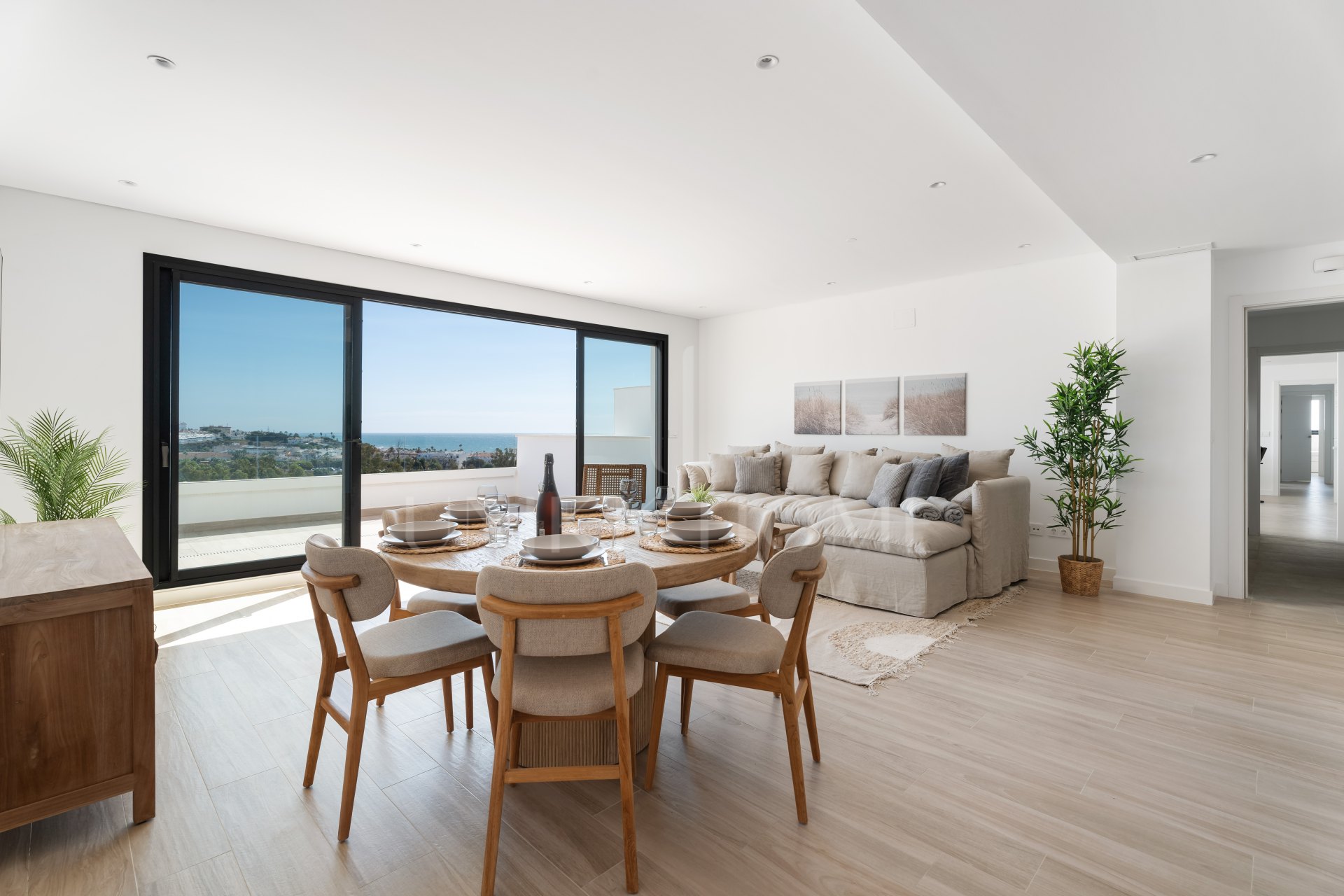 ELEGANT 4-BEDROOM HOME WITH EXPANSIVE TERRACE AND OPEN VIEWS IN LA CALA DE MIJAS