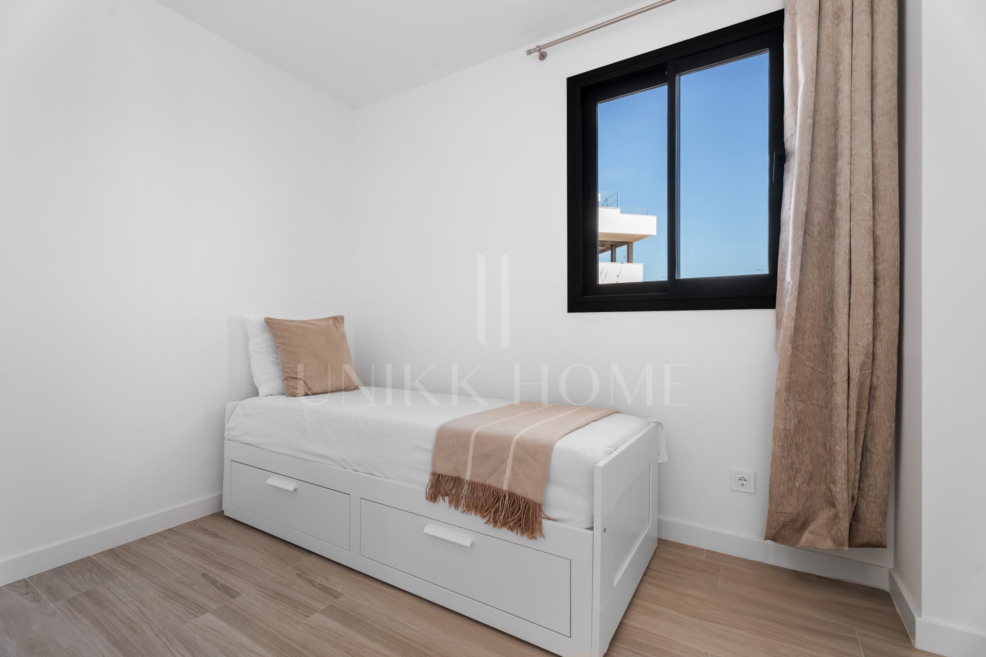 ELEGANT 4-BEDROOM HOME WITH EXPANSIVE TERRACE AND OPEN VIEWS IN LA CALA DE MIJAS