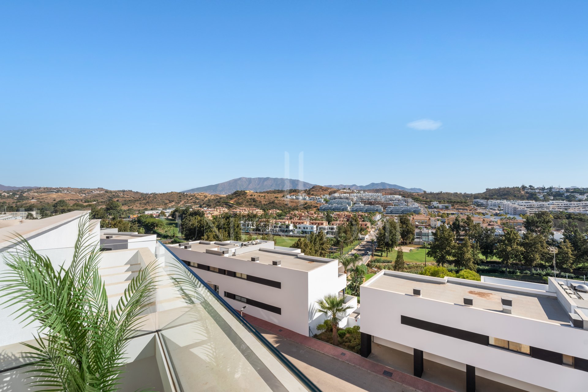ELEGANT 4-BEDROOM HOME WITH EXPANSIVE TERRACE AND OPEN VIEWS IN LA CALA DE MIJAS