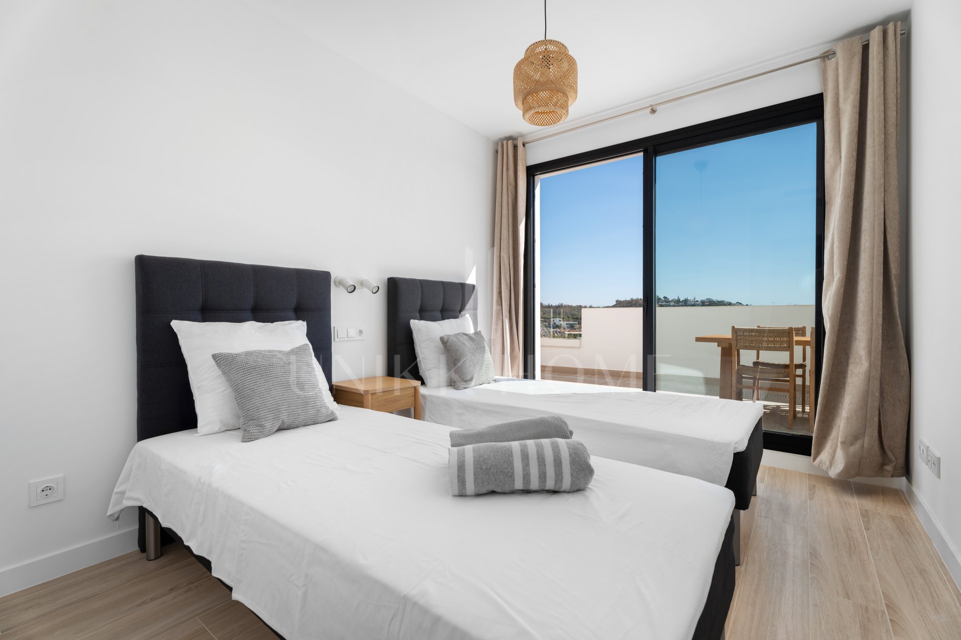 ELEGANT 4-BEDROOM HOME WITH EXPANSIVE TERRACE AND OPEN VIEWS IN LA CALA DE MIJAS