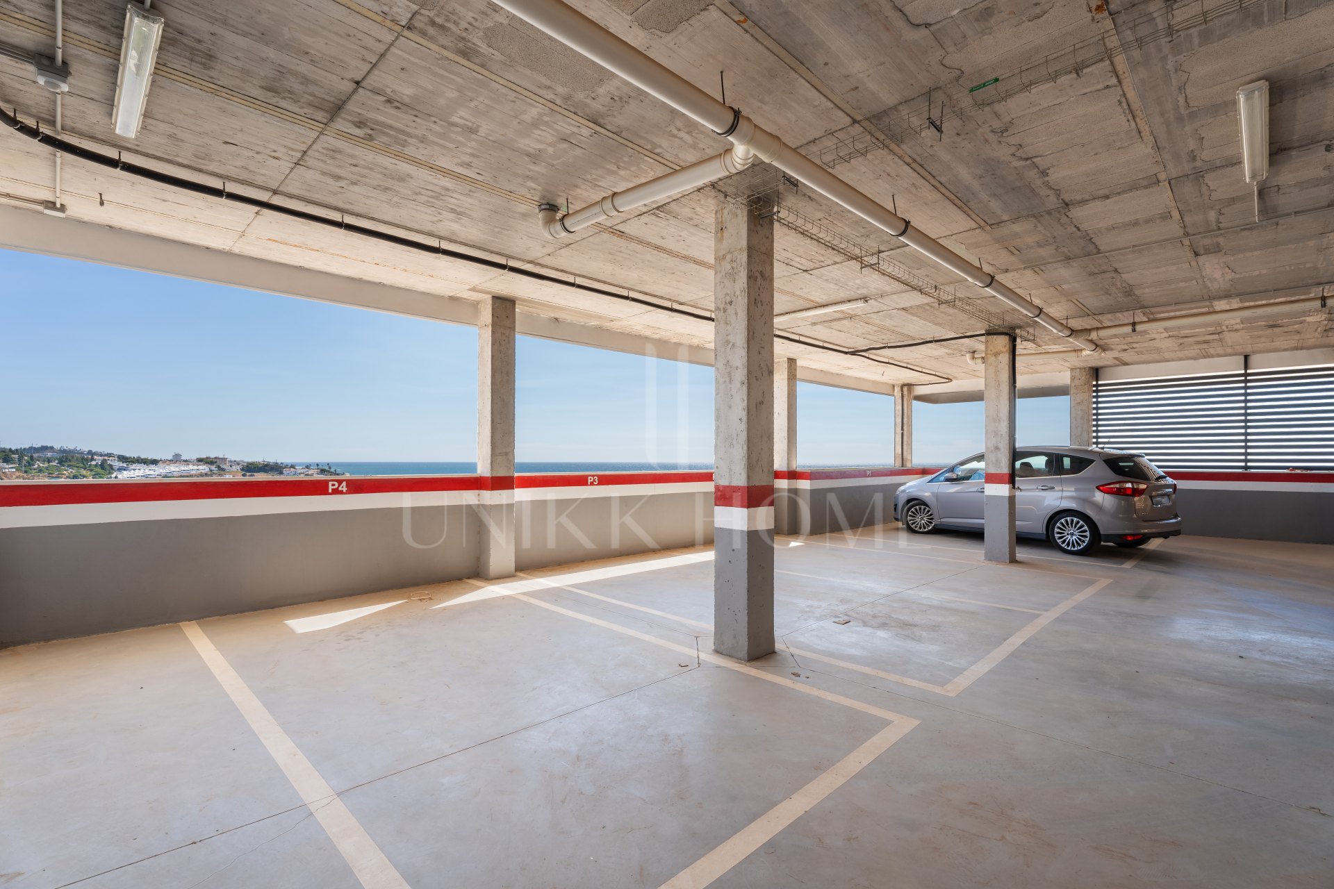 ELEGANT 4-BEDROOM HOME WITH EXPANSIVE TERRACE AND OPEN VIEWS IN LA CALA DE MIJAS