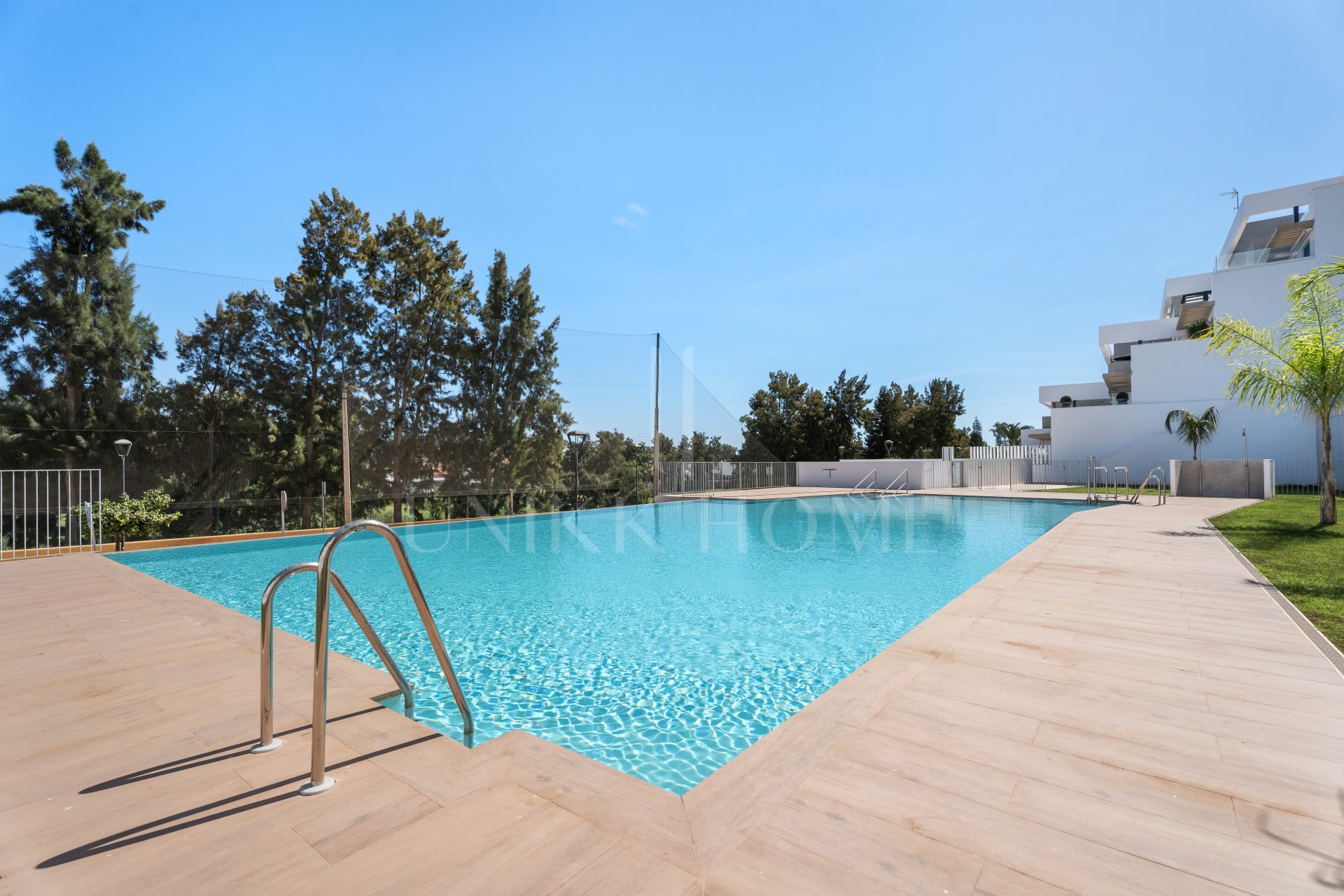 ELEGANT 4-BEDROOM HOME WITH EXPANSIVE TERRACE AND OPEN VIEWS IN LA CALA DE MIJAS