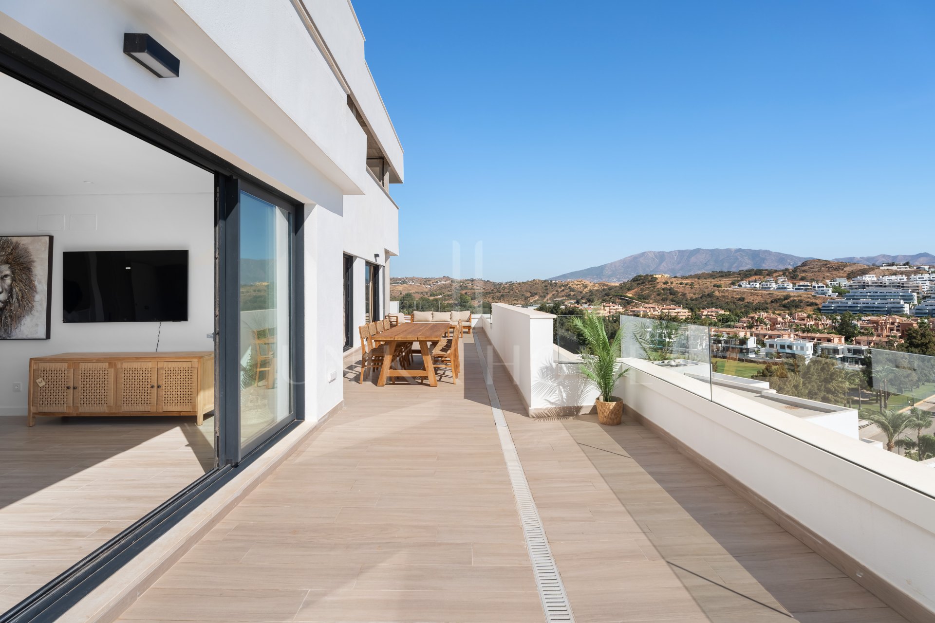 ELEGANT 4-BEDROOM HOME WITH EXPANSIVE TERRACE AND OPEN VIEWS IN LA CALA DE MIJAS