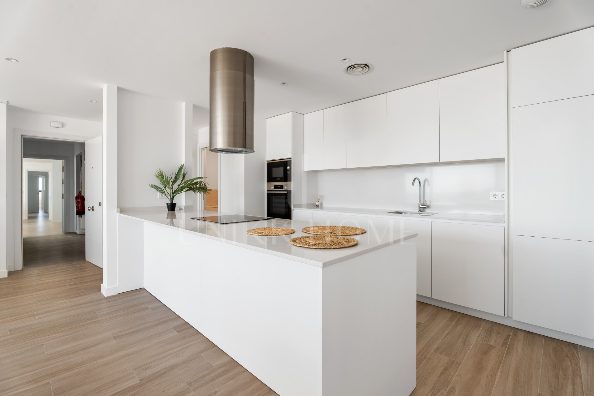 ELEGANT 4-BEDROOM HOME WITH EXPANSIVE TERRACE AND OPEN VIEWS IN LA CALA DE MIJAS