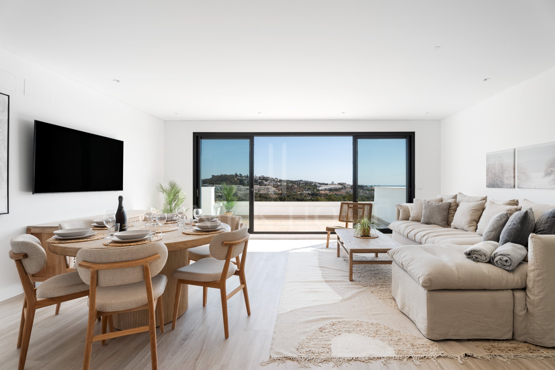 ELEGANT 4-BEDROOM HOME WITH EXPANSIVE TERRACE AND OPEN VIEWS IN LA CALA DE MIJAS