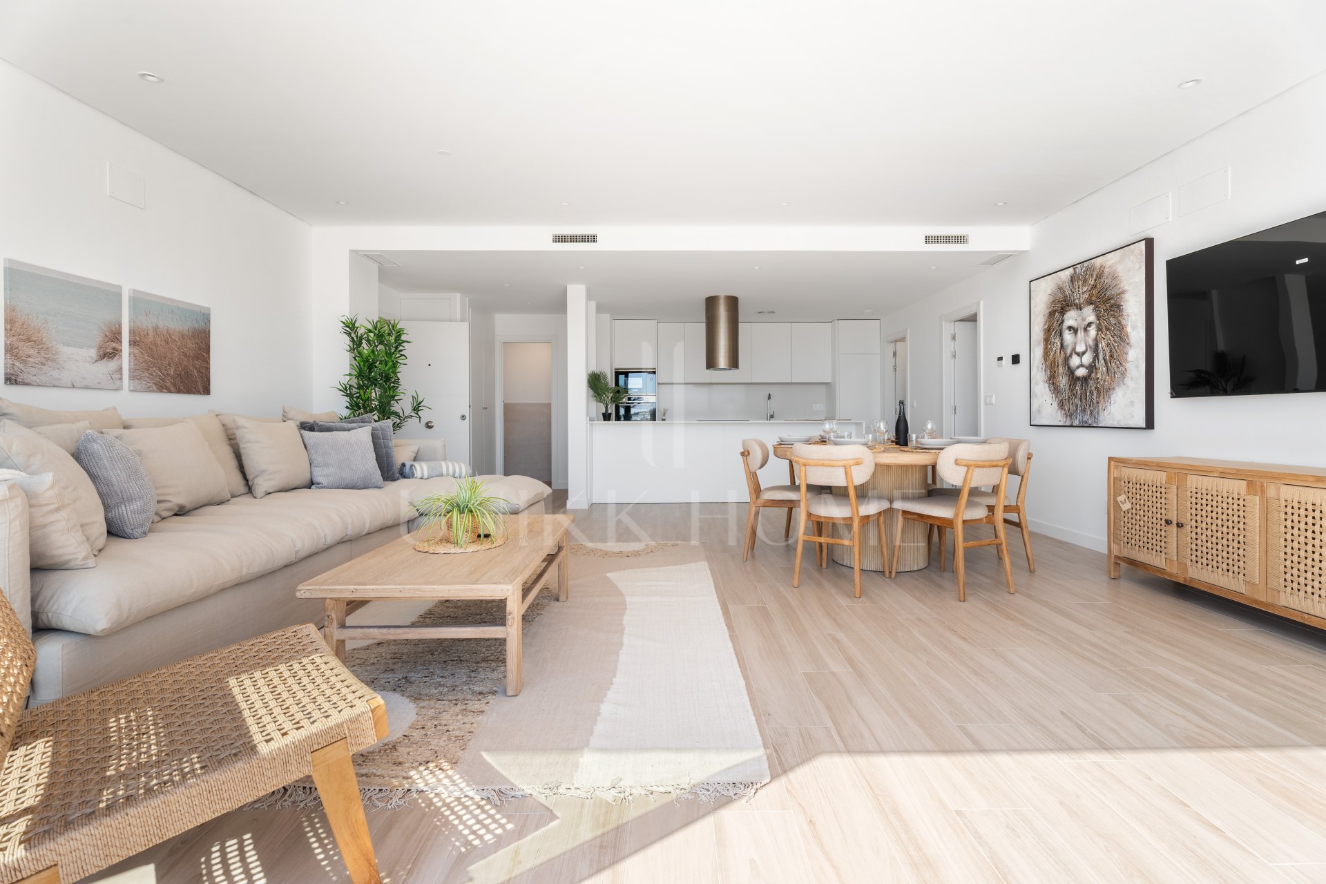 ELEGANT 4-BEDROOM HOME WITH EXPANSIVE TERRACE AND OPEN VIEWS IN LA CALA DE MIJAS