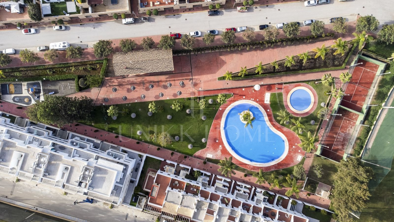 ELEGANT 4-BEDROOM HOME WITH EXPANSIVE TERRACE AND OPEN VIEWS IN LA CALA DE MIJAS