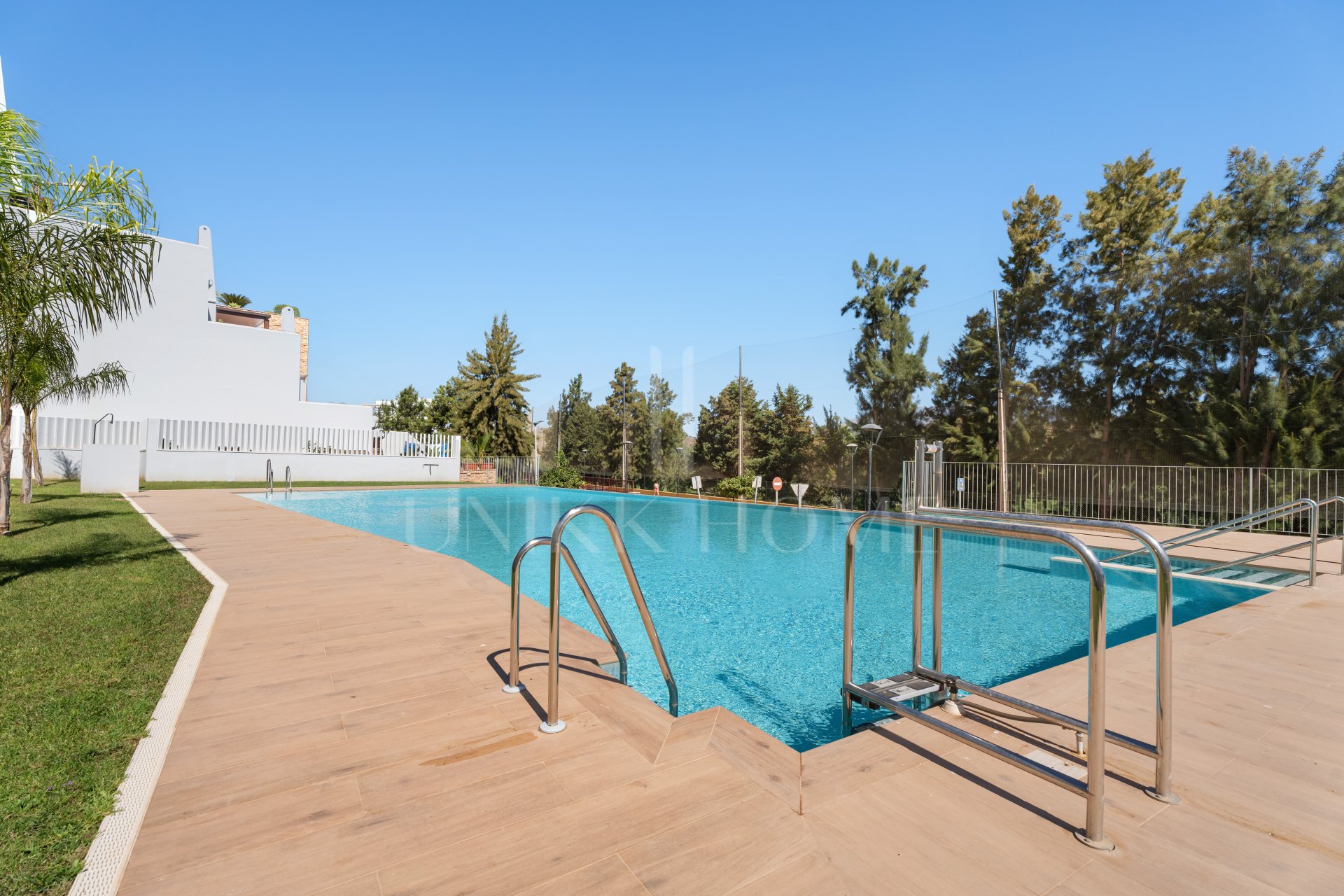 ELEGANT 4-BEDROOM HOME WITH EXPANSIVE TERRACE AND OPEN VIEWS IN LA CALA DE MIJAS