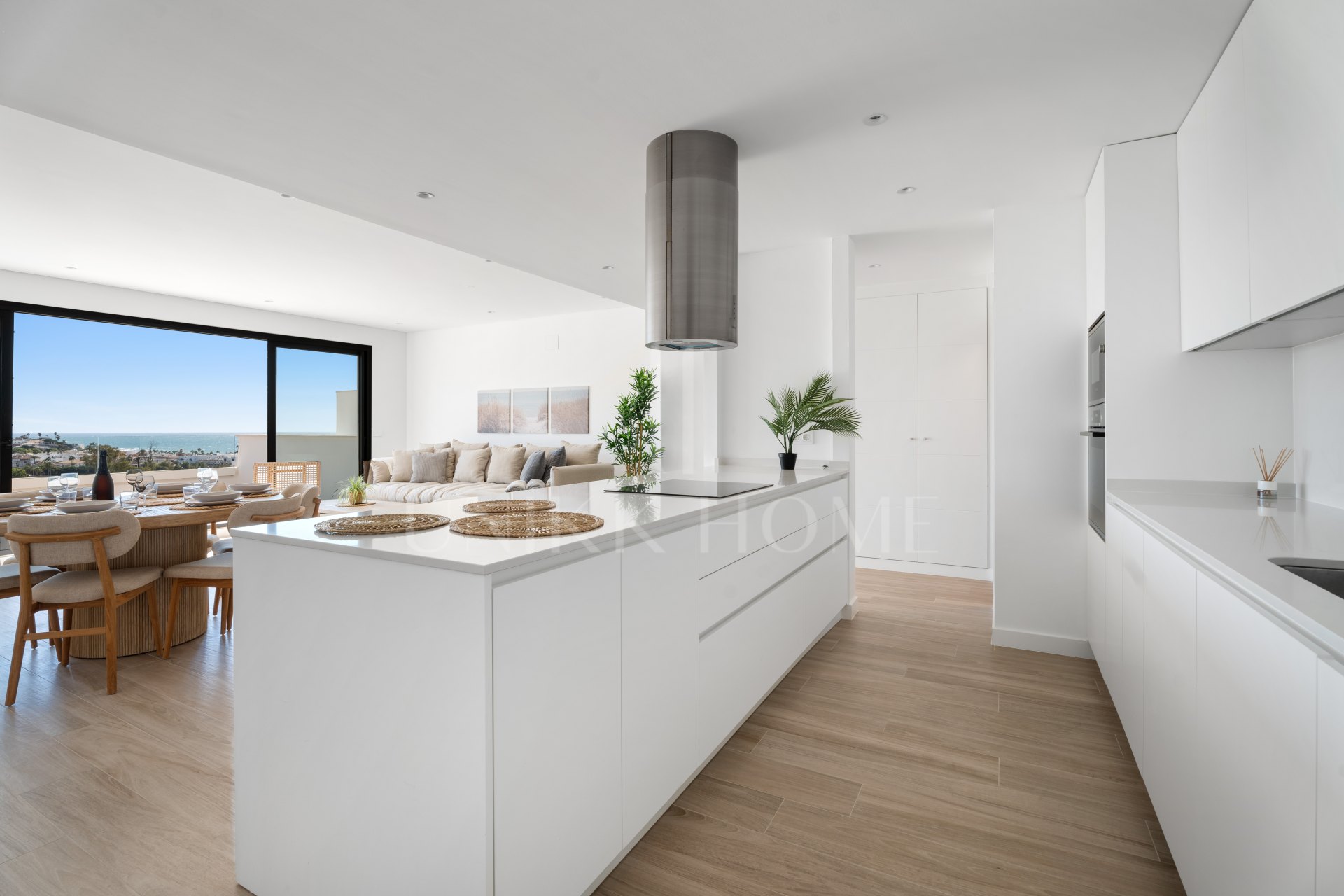 ELEGANT 4-BEDROOM HOME WITH EXPANSIVE TERRACE AND OPEN VIEWS IN LA CALA DE MIJAS