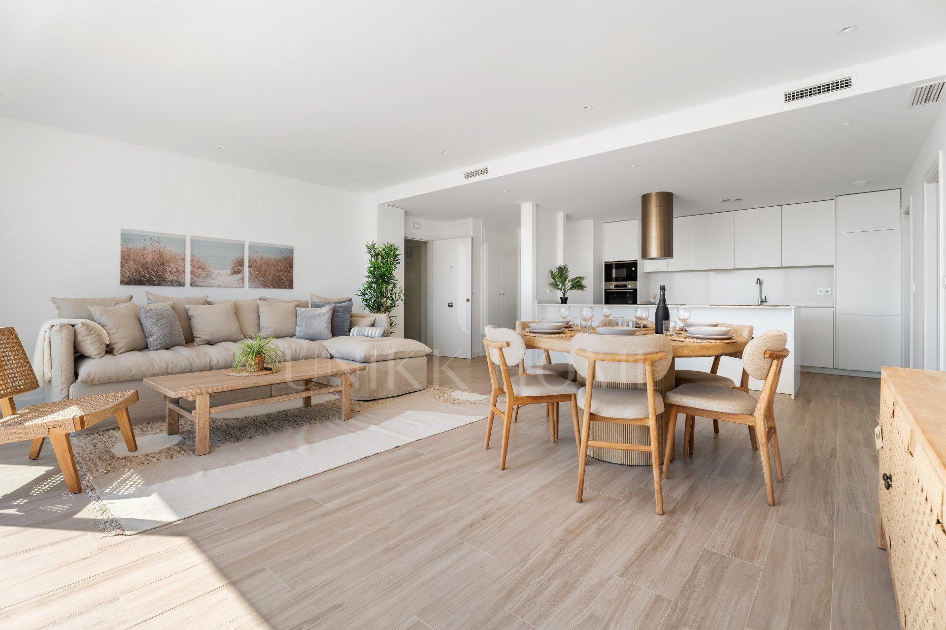 ELEGANT 4-BEDROOM HOME WITH EXPANSIVE TERRACE AND OPEN VIEWS IN LA CALA DE MIJAS