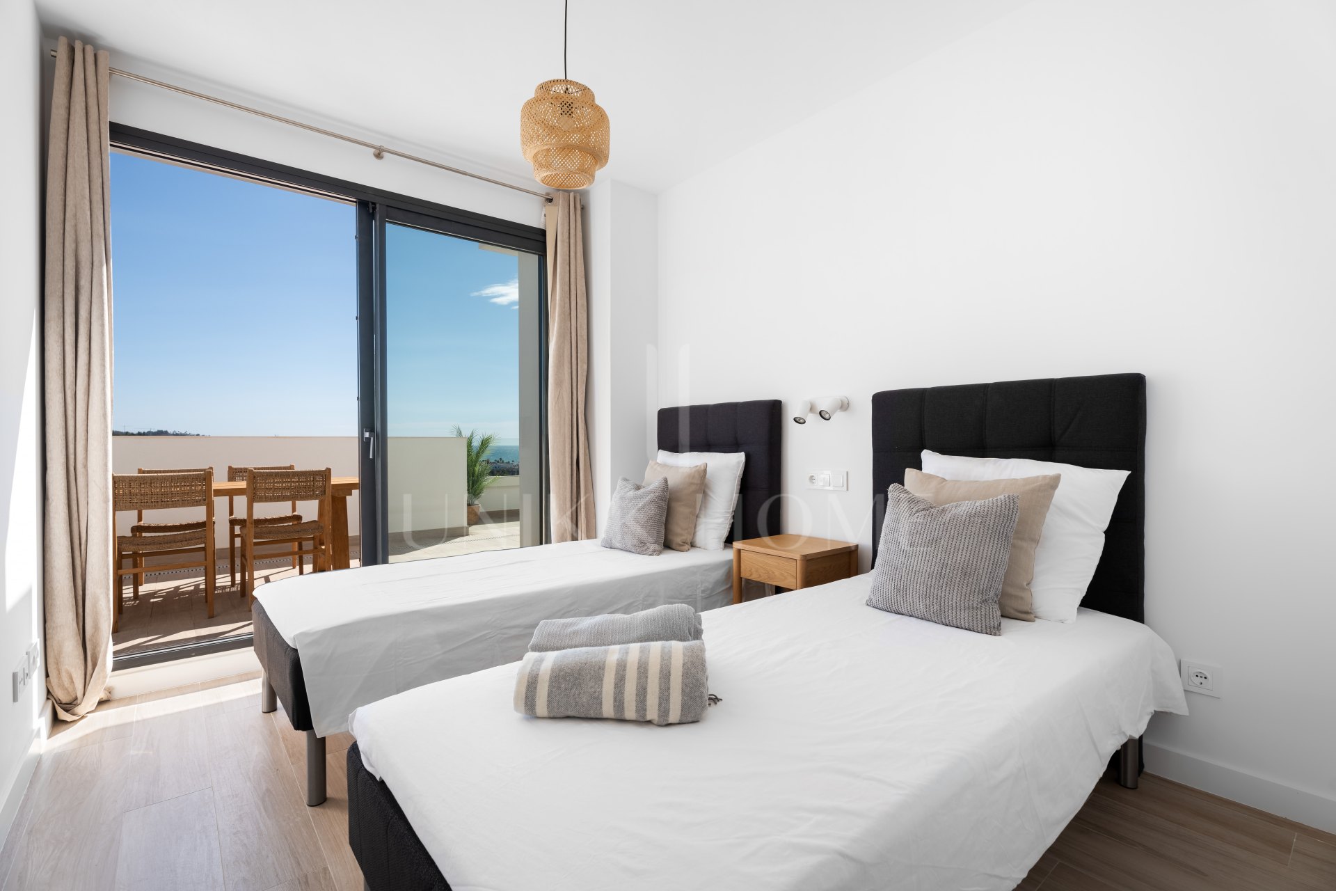 ELEGANT 4-BEDROOM HOME WITH EXPANSIVE TERRACE AND OPEN VIEWS IN LA CALA DE MIJAS