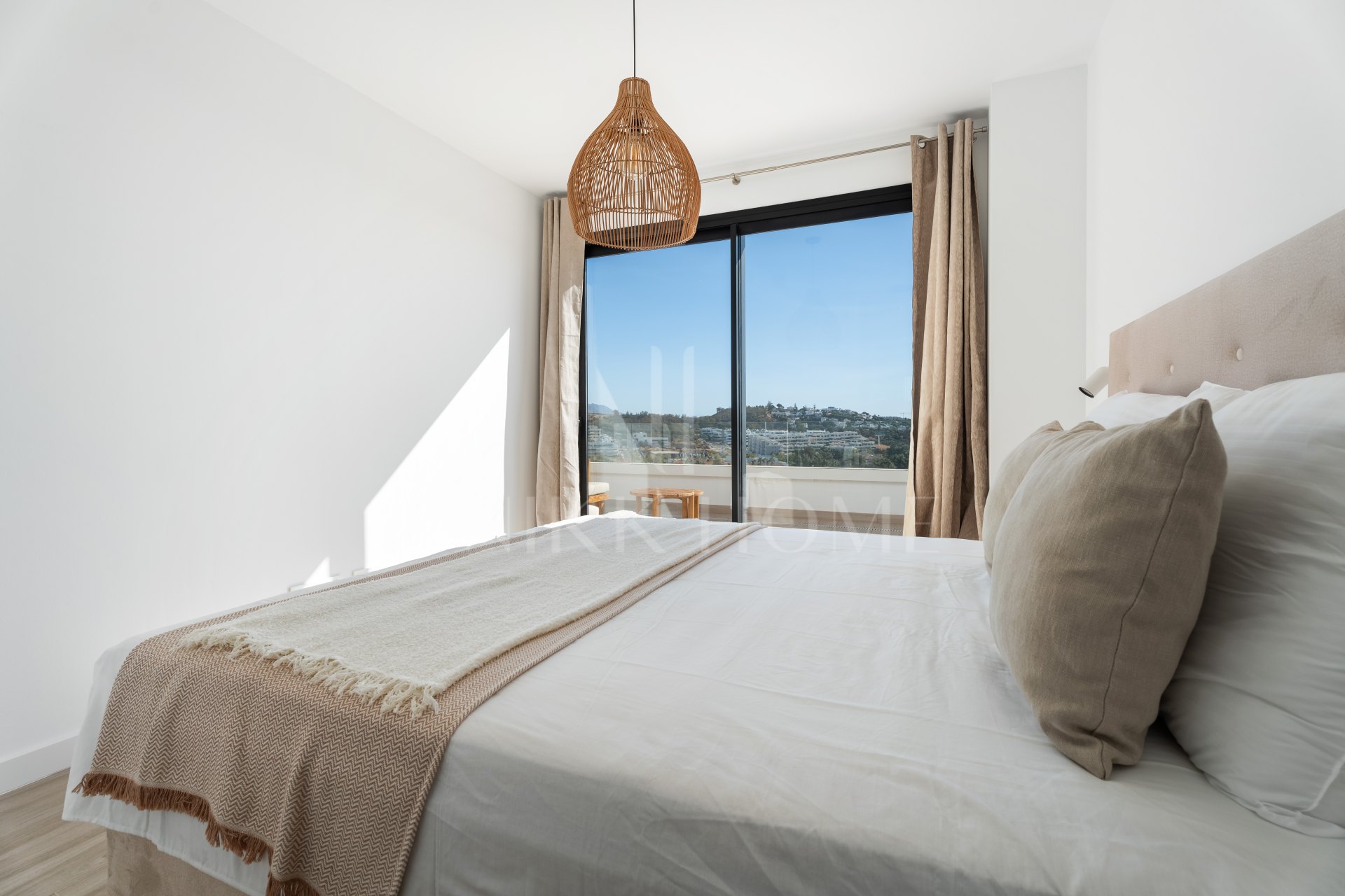 ELEGANT 4-BEDROOM HOME WITH EXPANSIVE TERRACE AND OPEN VIEWS IN LA CALA DE MIJAS