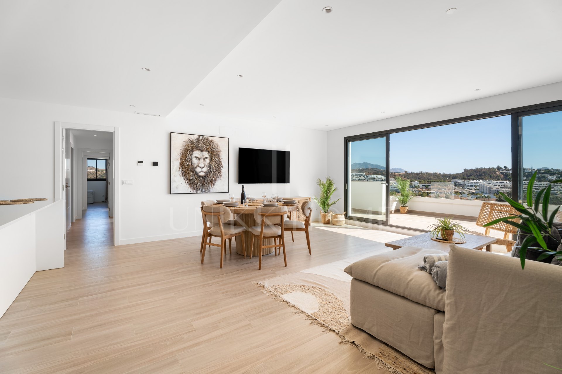 ELEGANT 4-BEDROOM HOME WITH EXPANSIVE TERRACE AND OPEN VIEWS IN LA CALA DE MIJAS