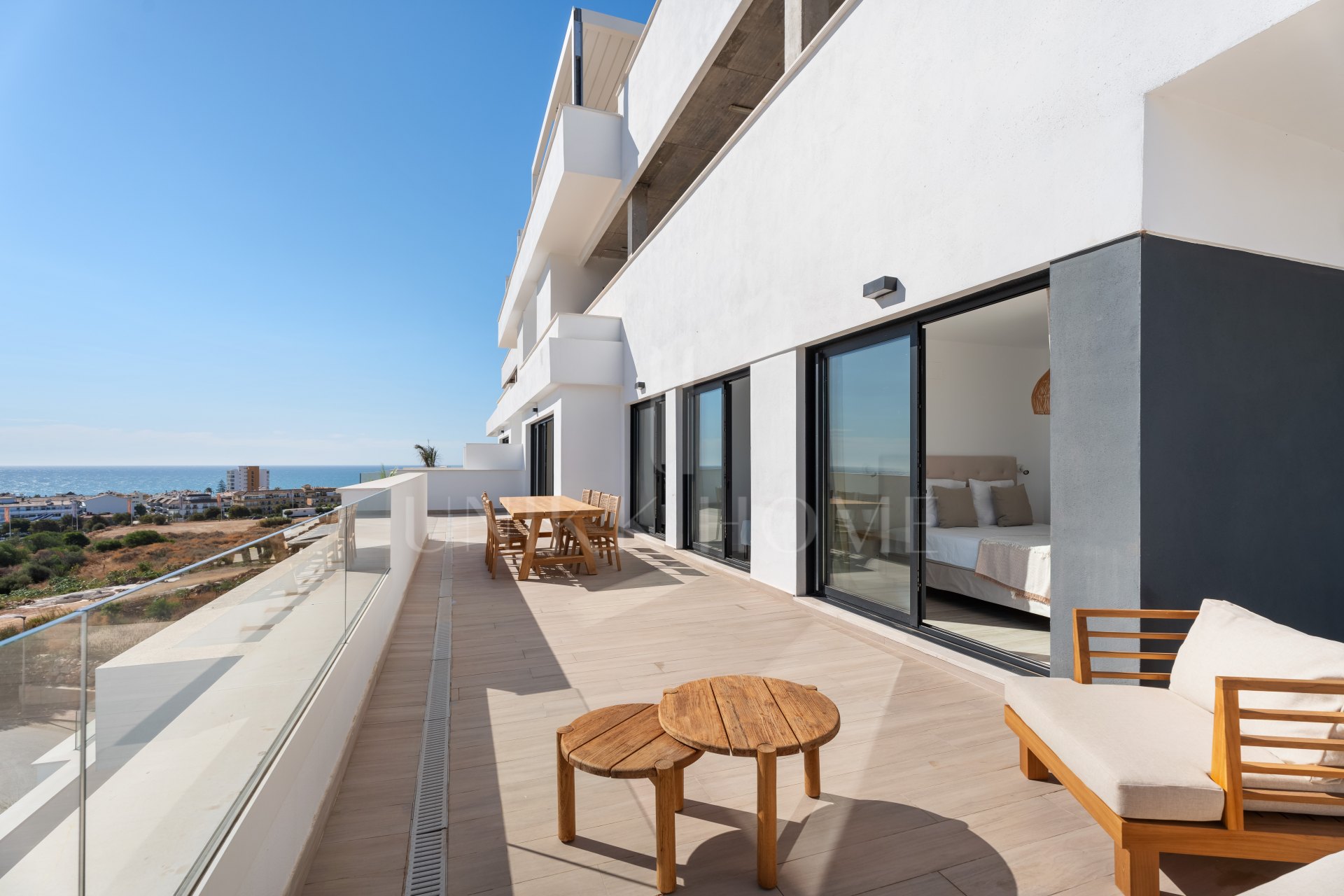 ELEGANT 4-BEDROOM HOME WITH EXPANSIVE TERRACE AND OPEN VIEWS IN LA CALA DE MIJAS