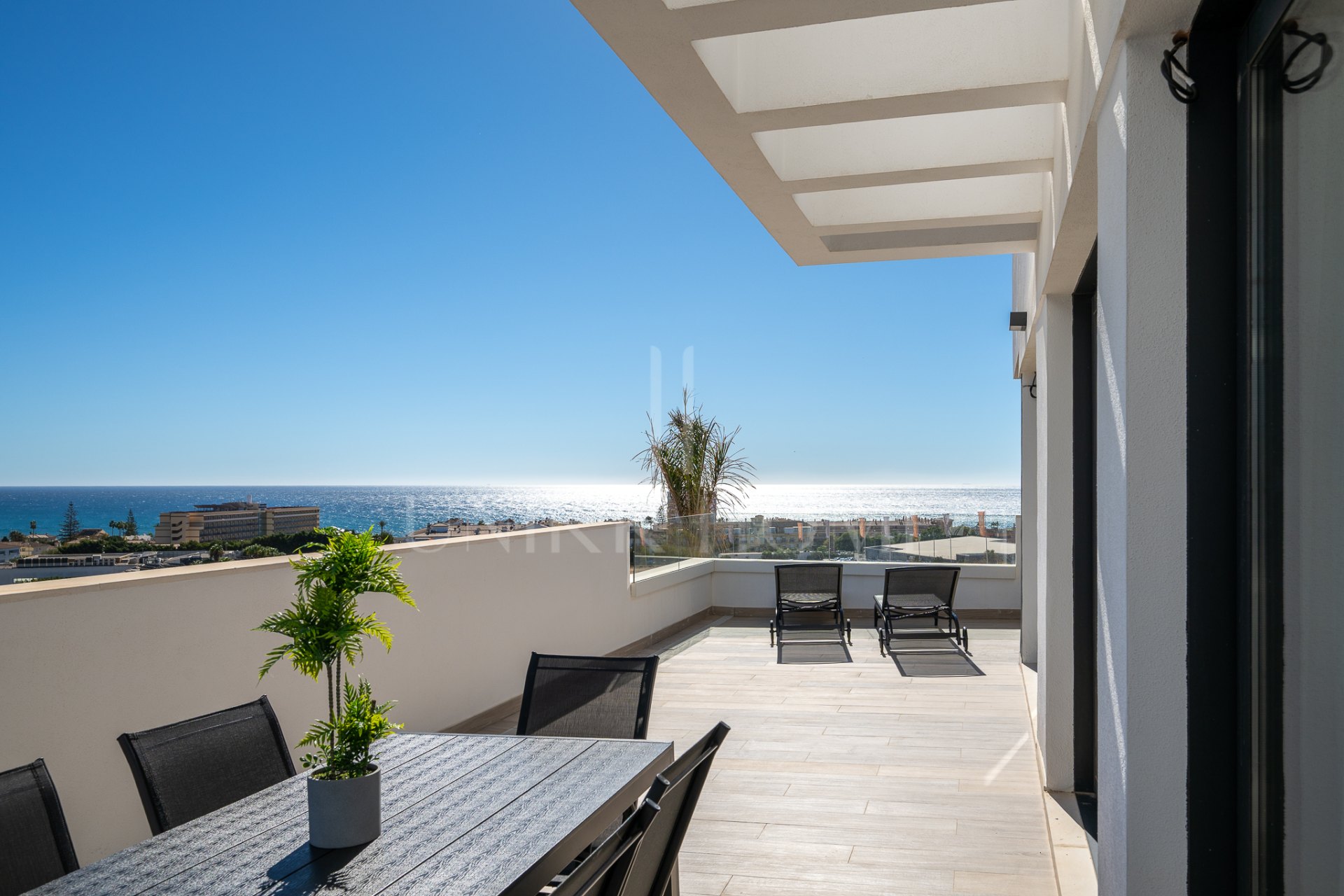 SPACIOUS 4-BEDROOM APARTMENT WITH 82 M² TERRACE, SEA & GOLF VIEWS IN LA CALA DE MIJAS
