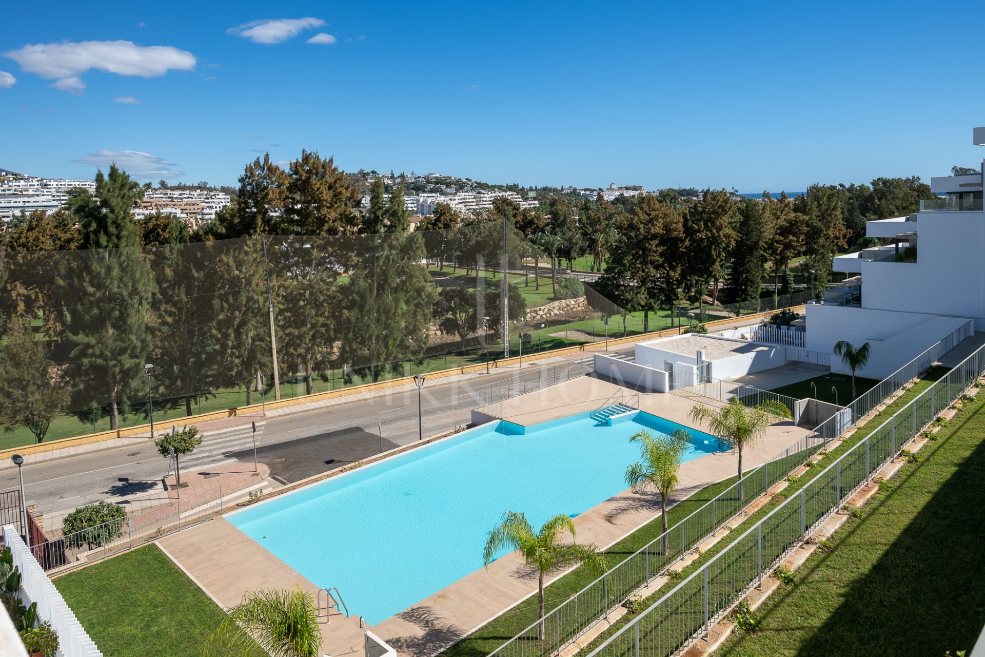 SPACIOUS 4-BEDROOM APARTMENT WITH 82 M² TERRACE, SEA & GOLF VIEWS IN LA CALA DE MIJAS