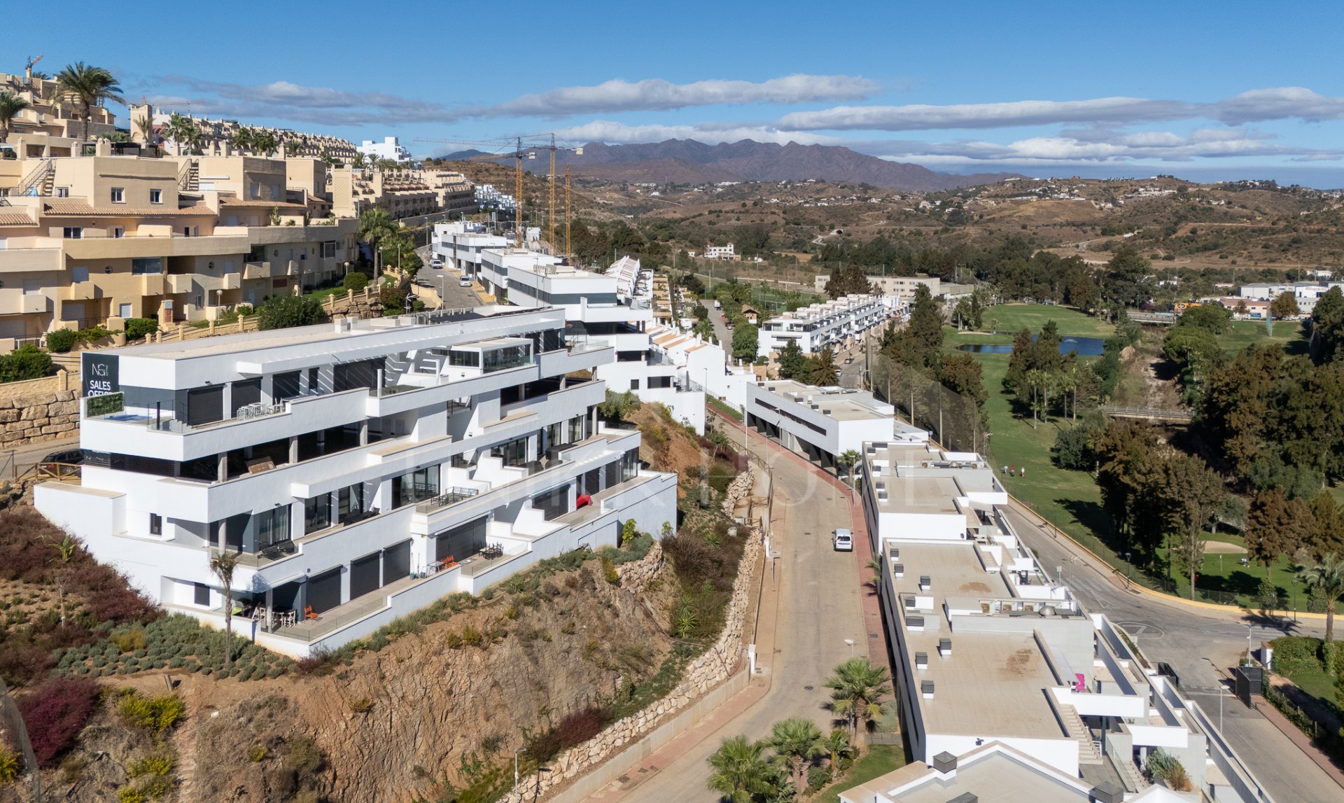 SPACIOUS 4-BEDROOM APARTMENT WITH 82 M² TERRACE, SEA & GOLF VIEWS IN LA CALA DE MIJAS