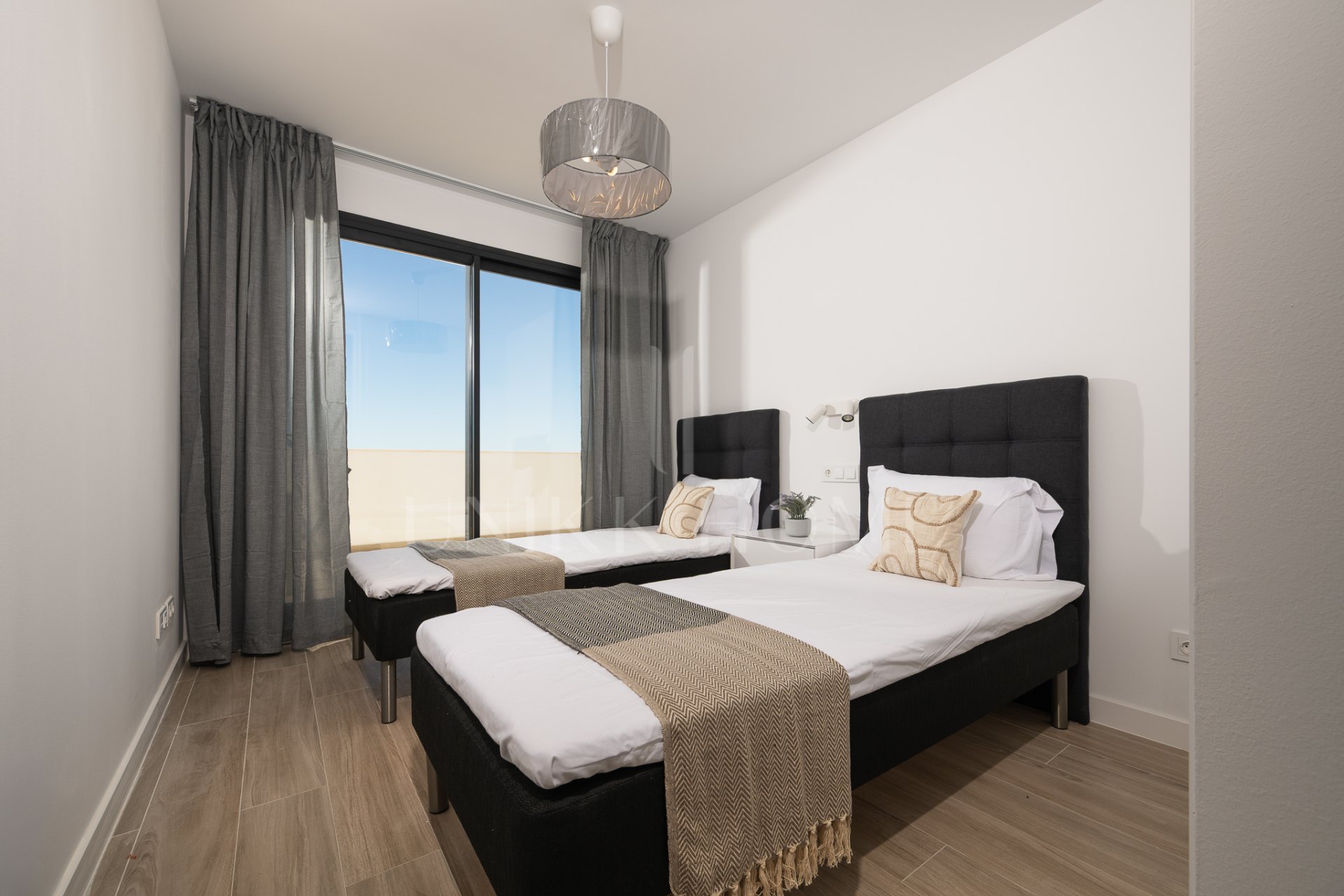 SPACIOUS 4-BEDROOM APARTMENT WITH 82 M² TERRACE, SEA & GOLF VIEWS IN LA CALA DE MIJAS