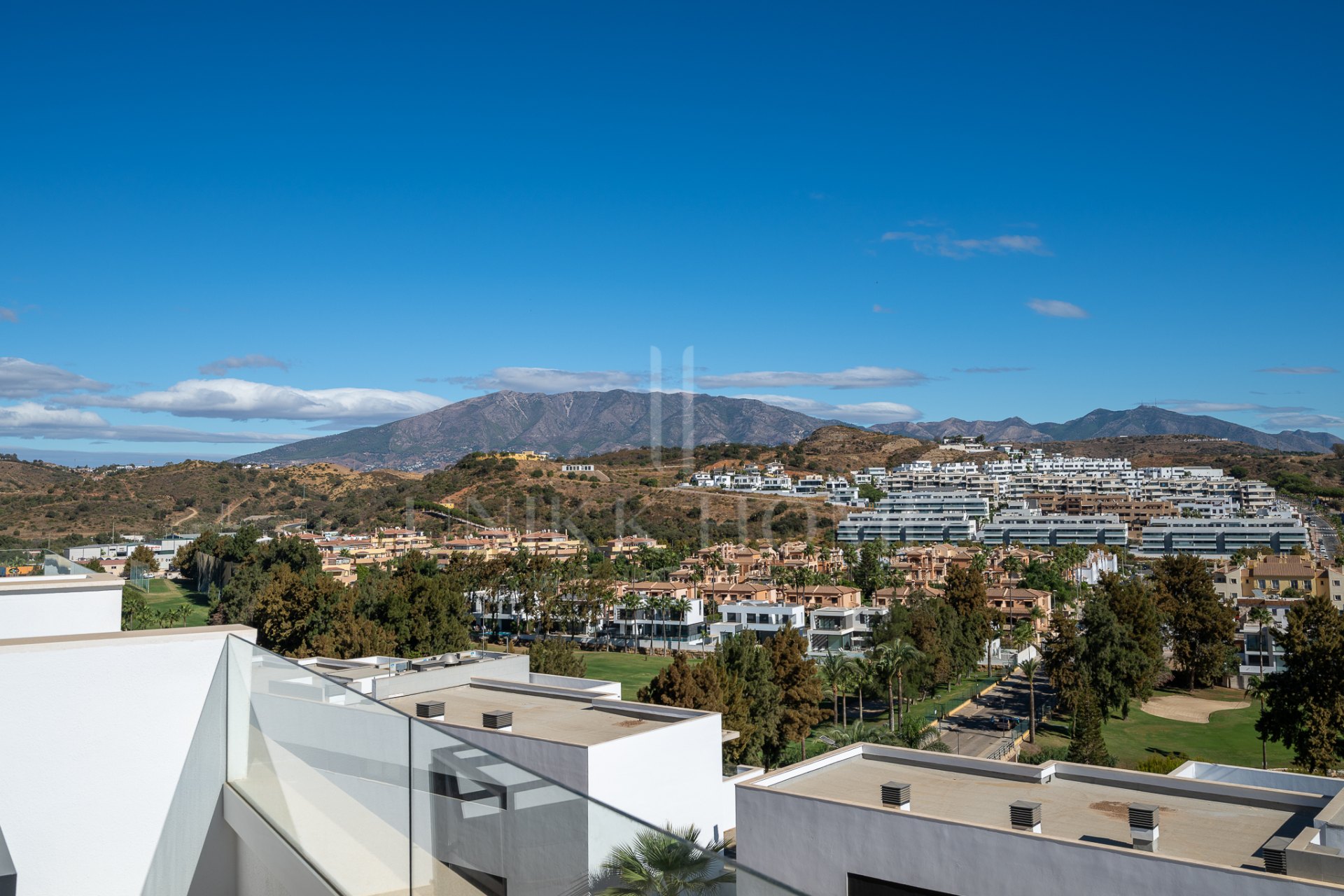 SPACIOUS 4-BEDROOM APARTMENT WITH 82 M² TERRACE, SEA & GOLF VIEWS IN LA CALA DE MIJAS