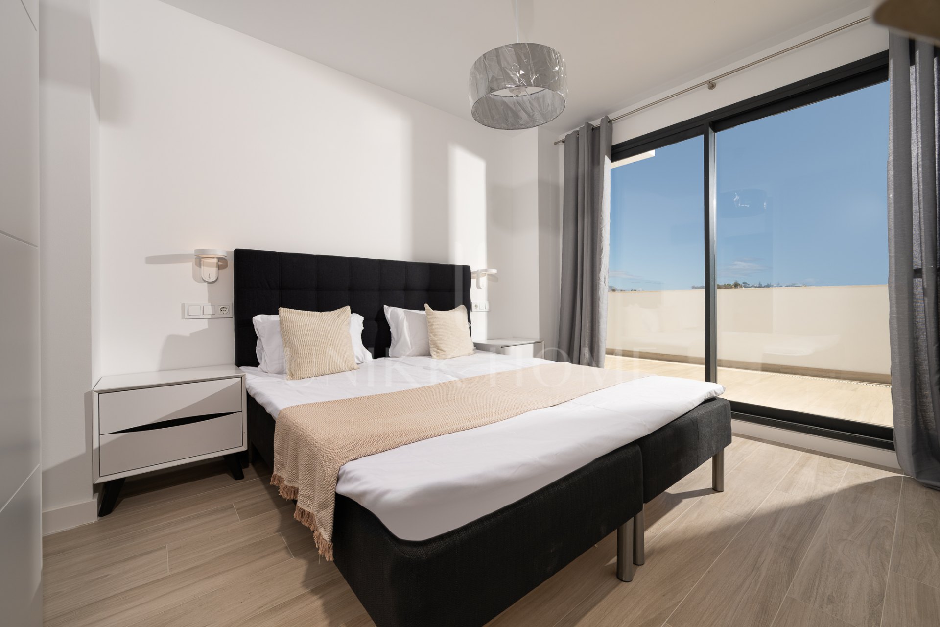 SPACIOUS 4-BEDROOM APARTMENT WITH 82 M² TERRACE, SEA & GOLF VIEWS IN LA CALA DE MIJAS