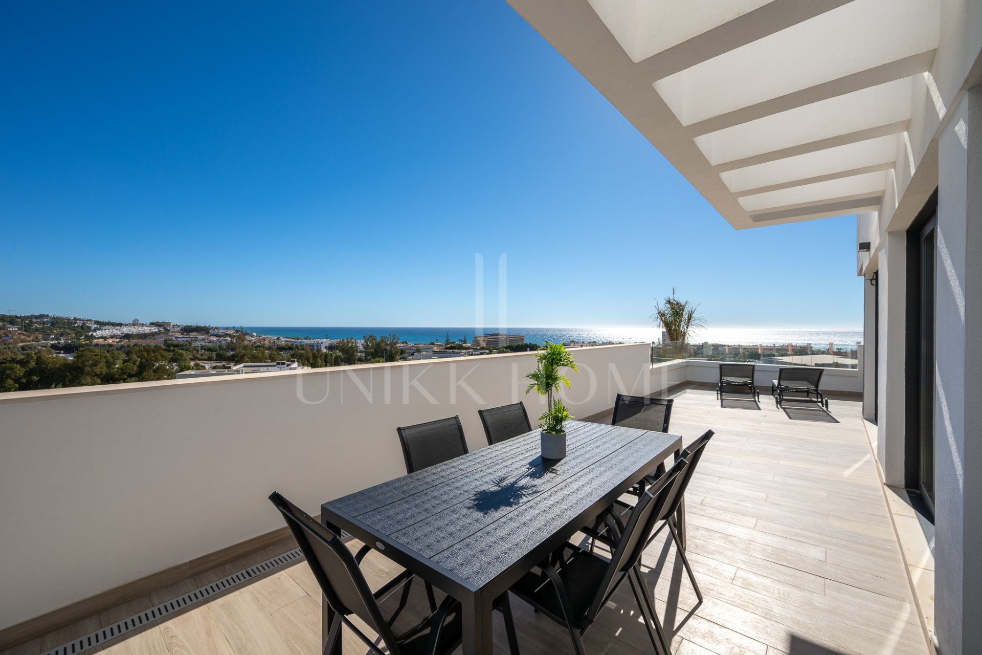 SPACIOUS 4-BEDROOM APARTMENT WITH 82 M² TERRACE, SEA & GOLF VIEWS IN LA CALA DE MIJAS
