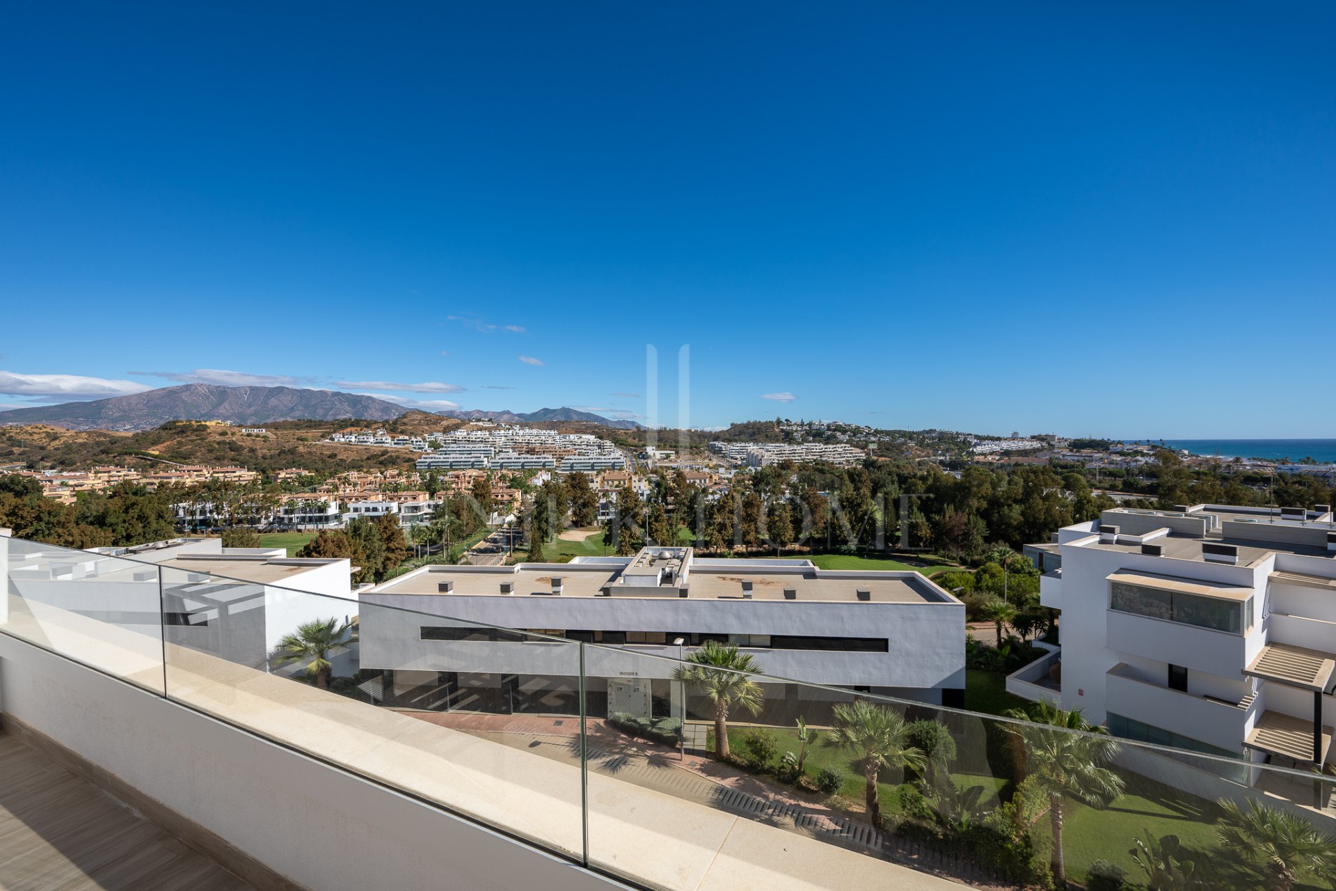 SPACIOUS 4-BEDROOM APARTMENT WITH 82 M² TERRACE, SEA & GOLF VIEWS IN LA CALA DE MIJAS