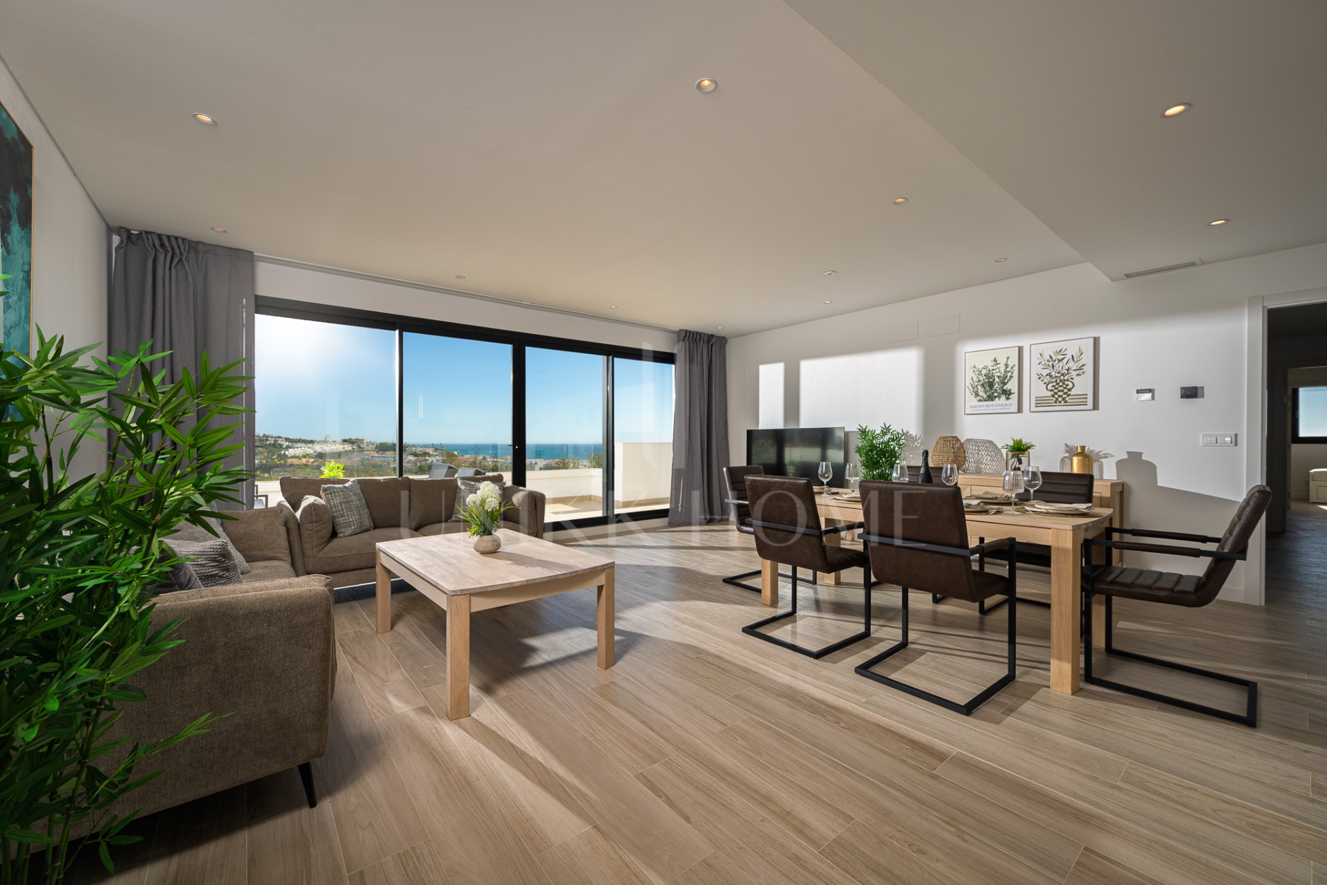 SPACIOUS 4-BEDROOM APARTMENT WITH 82 M² TERRACE, SEA & GOLF VIEWS IN LA CALA DE MIJAS