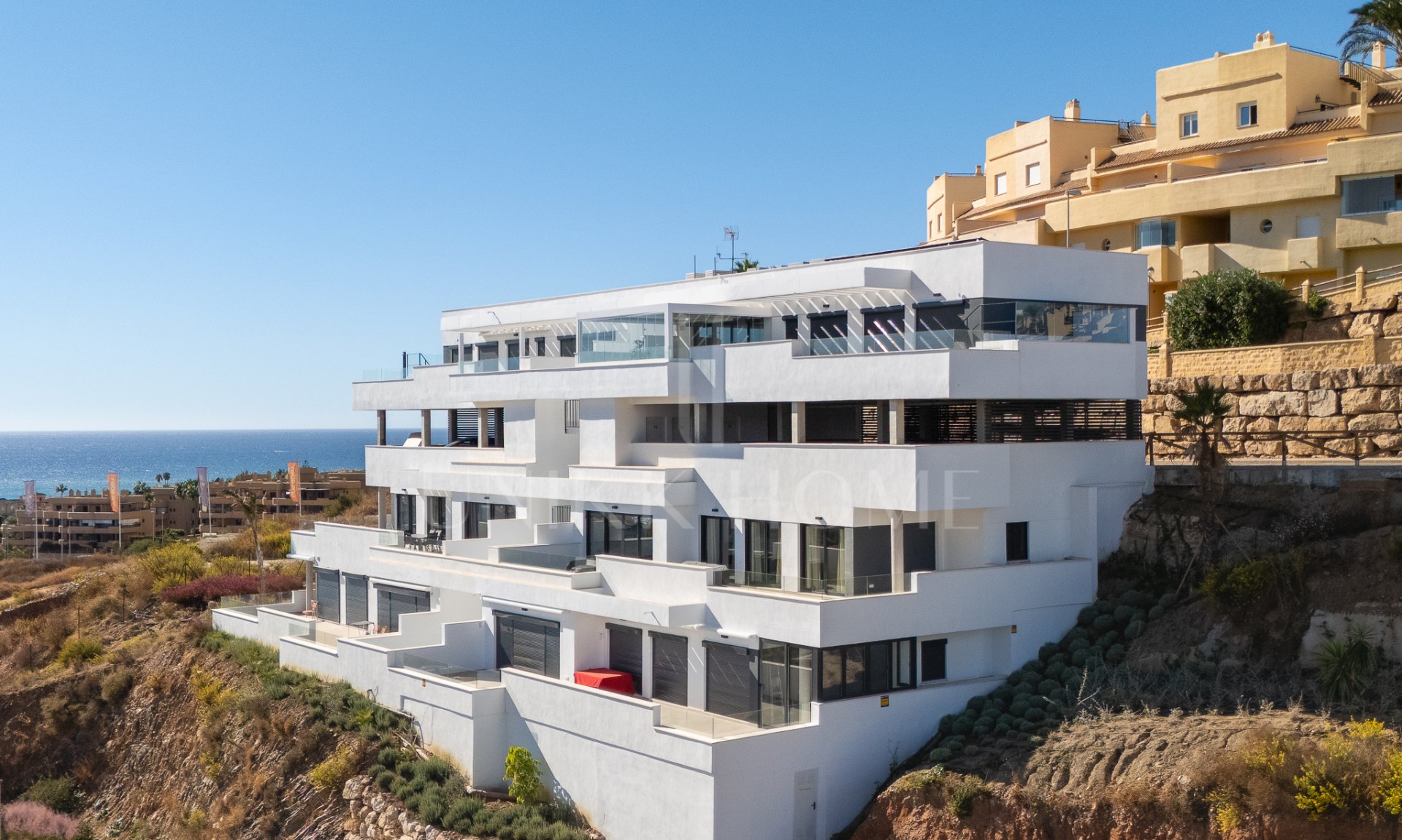 SPACIOUS 4-BEDROOM APARTMENT WITH 82 M² TERRACE, SEA & GOLF VIEWS IN LA CALA DE MIJAS