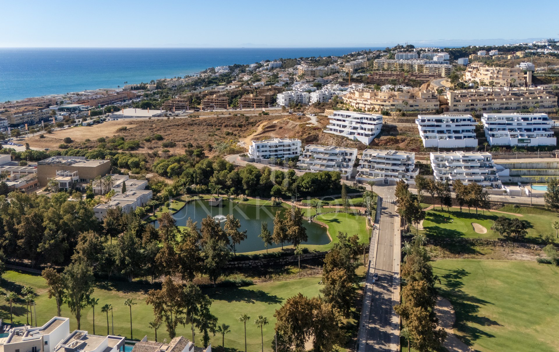 SPACIOUS 4-BEDROOM APARTMENT WITH 82 M² TERRACE, SEA & GOLF VIEWS IN LA CALA DE MIJAS