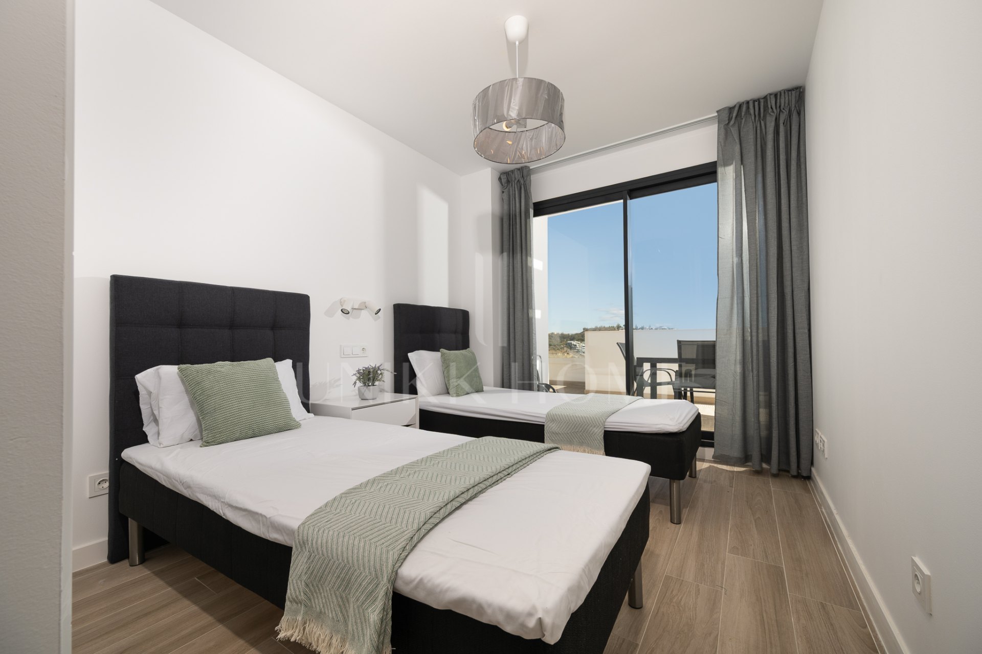 SPACIOUS 4-BEDROOM APARTMENT WITH 82 M² TERRACE, SEA & GOLF VIEWS IN LA CALA DE MIJAS