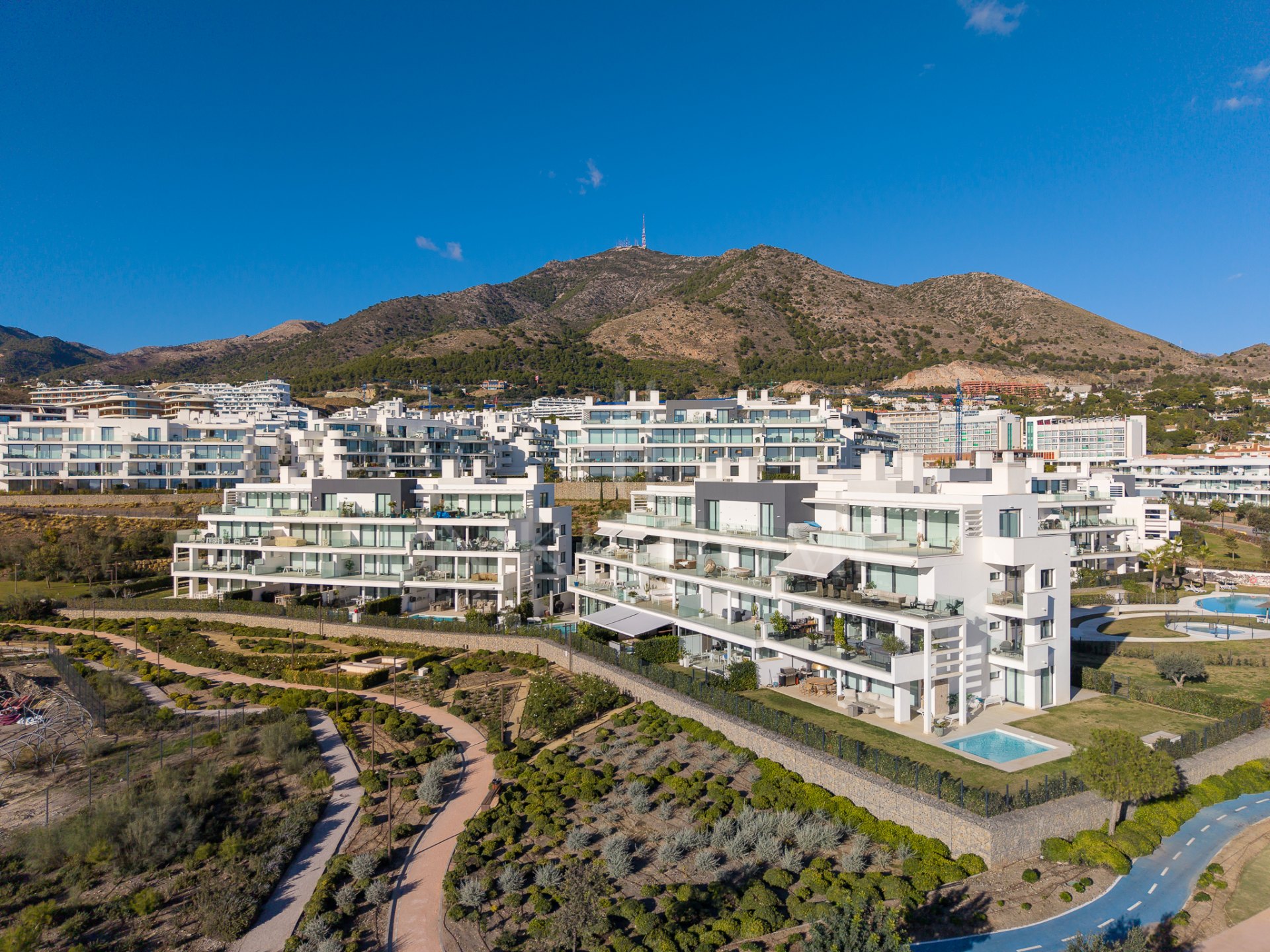 Residencia Exclusiva en Planta Baja en Higuerón West – Lujo Listo para Entrar a Vivir