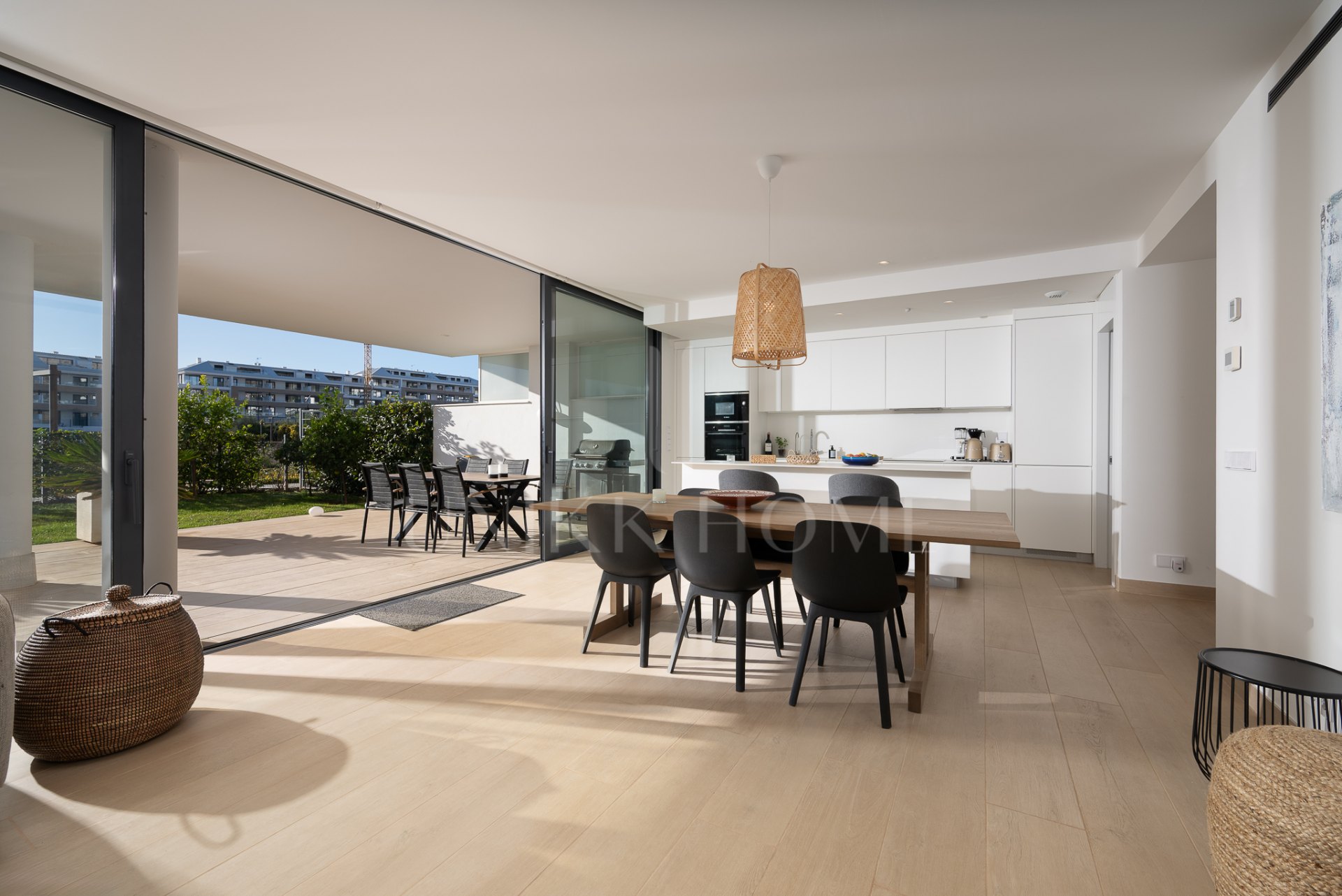 Residencia Exclusiva en Planta Baja en Higuerón West – Lujo Listo para Entrar a Vivir