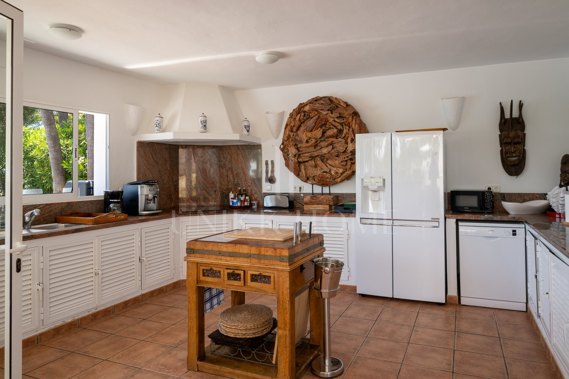 Elegante Villa Mediterránea en la Prestigiosa Hacienda Las Chapas, Marbella, con Licencia Turística en Vigor